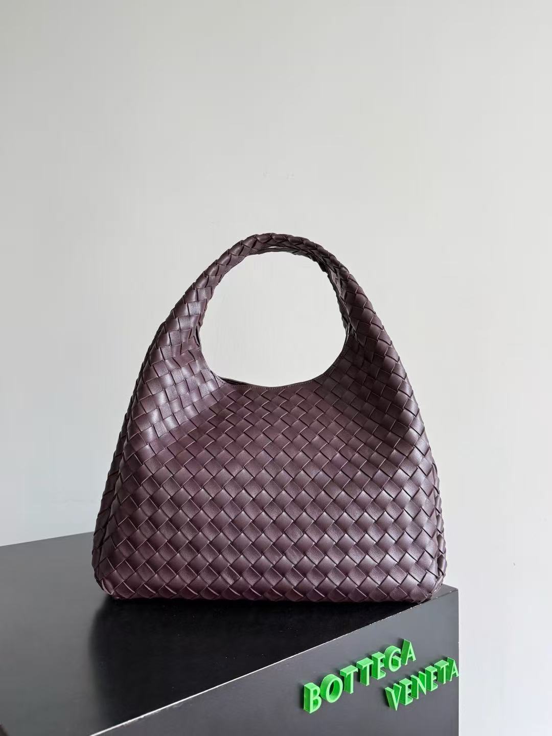 BV 26s Campana Medium Shoulder Bag Burgundy Intrecciato Leather