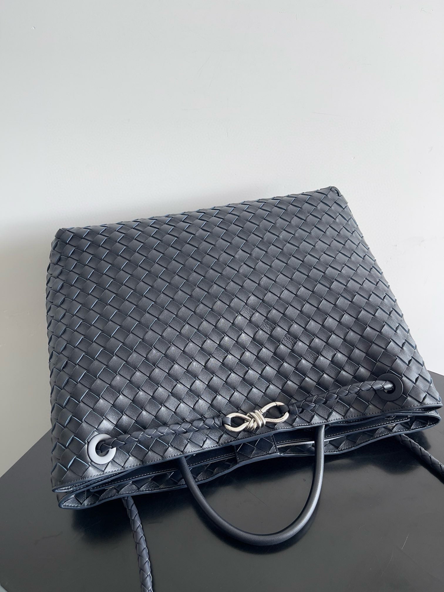BV LARGE ANDIAMO 45CM NAVY BLUE LAMBSKIN
