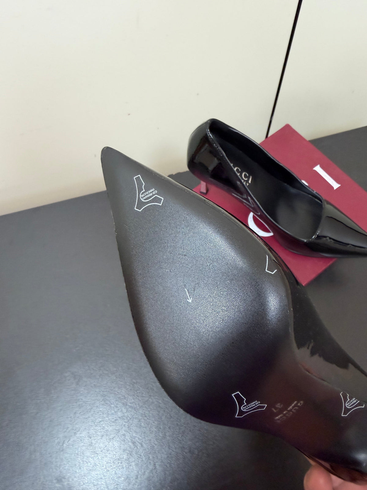 Gucci 26s Pointed Toe Pumps 8.5cm Black Patent Calfskin