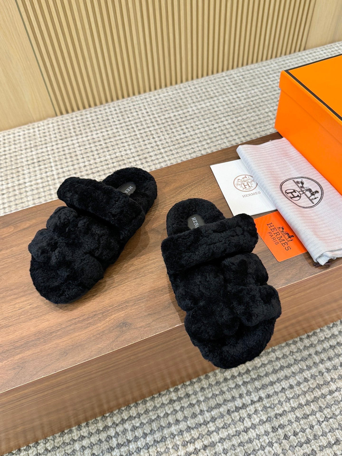 HM 26s Chypre Sandals Noir Shearling 175174