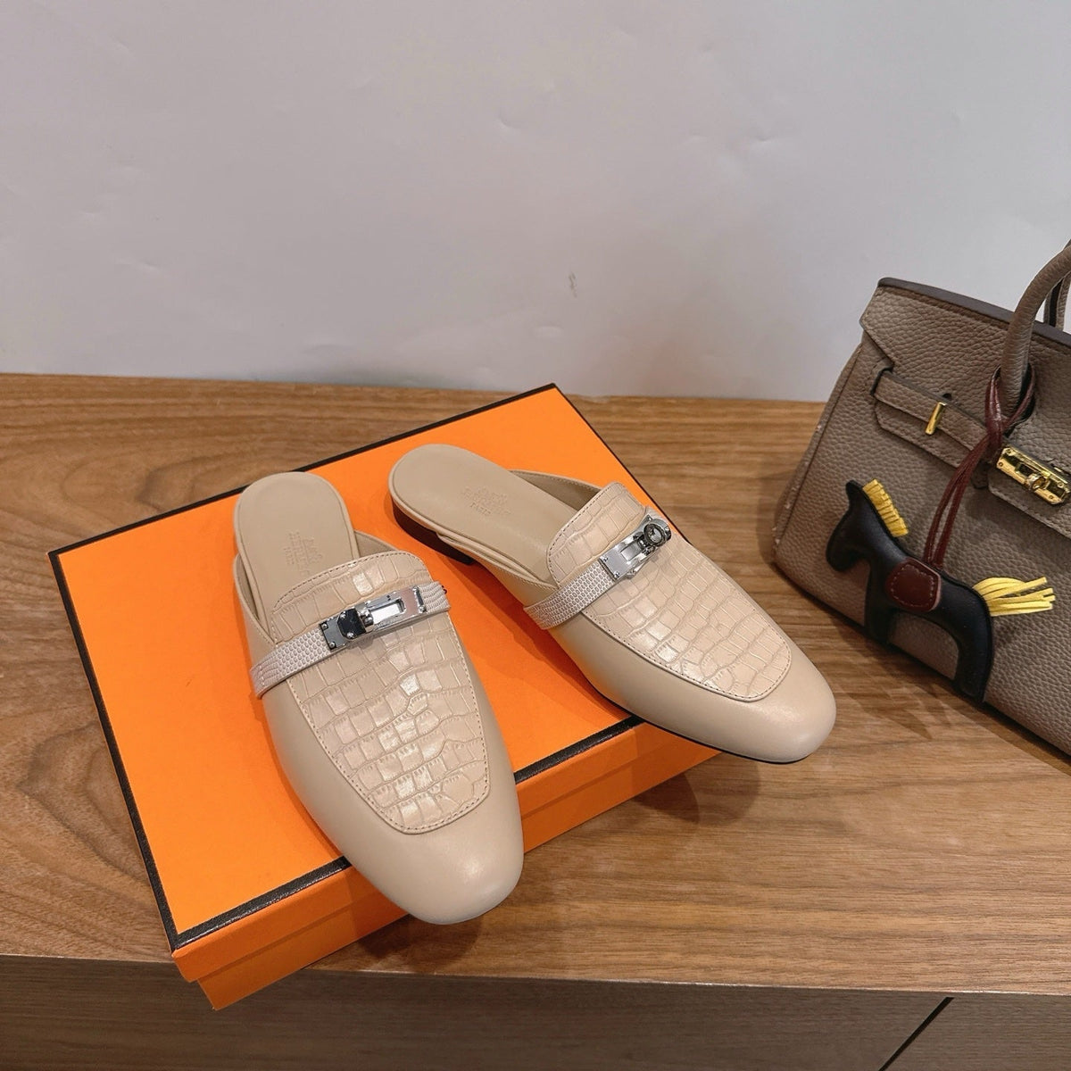 HM 26s Kelly Mule Light Beige Crocodile-Embossed Calfskin Silver Hardware