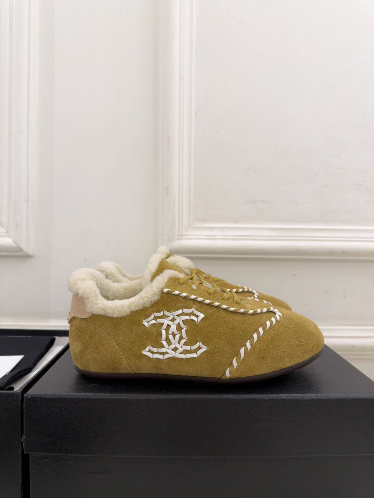 CC 26FW Shearling-Lined Low-Top Sneakers CC Logo Suede 164879
