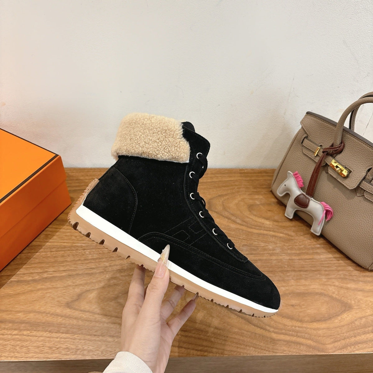 HM 26S Fur-Lined High Top Sneakers Black Suede