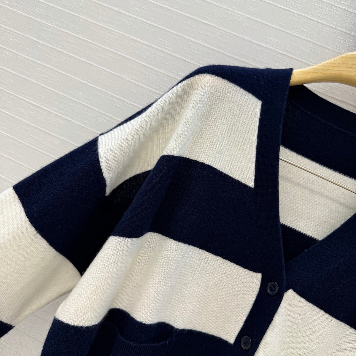 CD 26FW Contrast-Stripe V-Neck Knit Cardigan Logo Embroidery Cashmere 443257