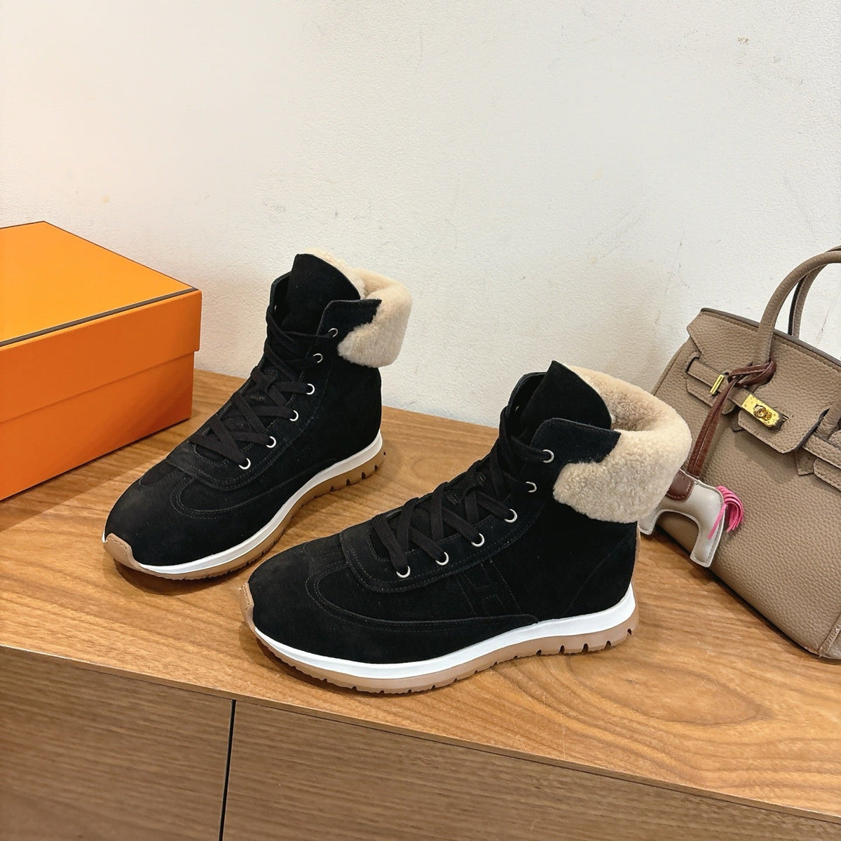 HM 26S Fur-Lined High Top Sneakers Black Suede