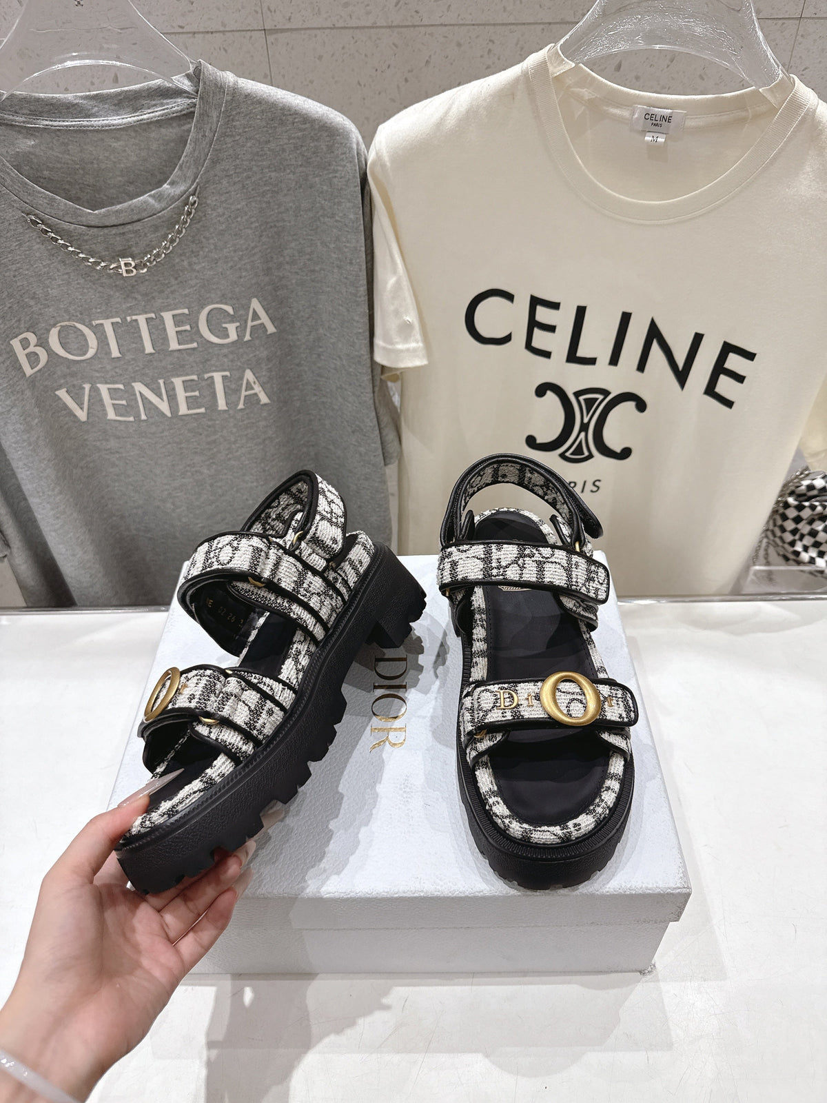 CD 26s D Wander Sandals Black And White Dior Oblique Jacquard Gold Hardware 472915
