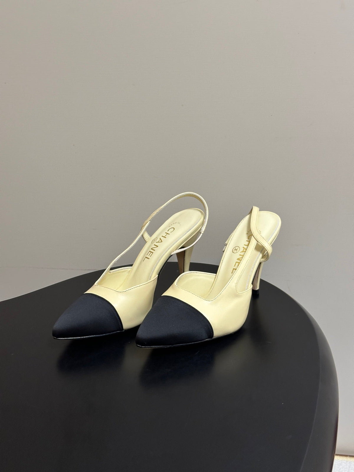 Chanel 26s Pointed Toe High Heel Slingbacks 8.5 Cm Cream Lambskin Black Fabric
