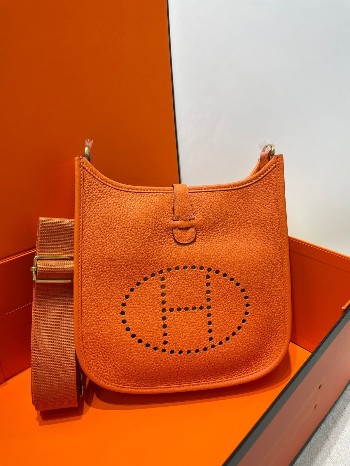 High-end Hermes 2026 Evelyne Bag 23cm Taurillon Clemence Leather