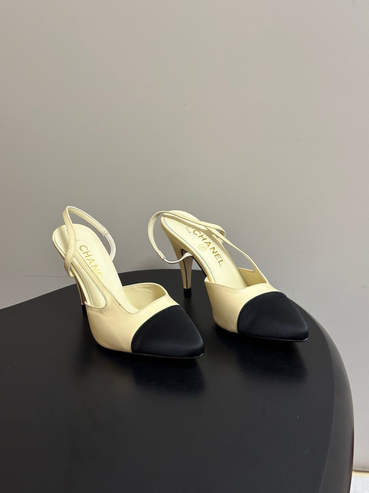 Chanel 26s Pointed Toe High Heel Slingbacks 8.5 Cm Cream Lambskin Black Fabric