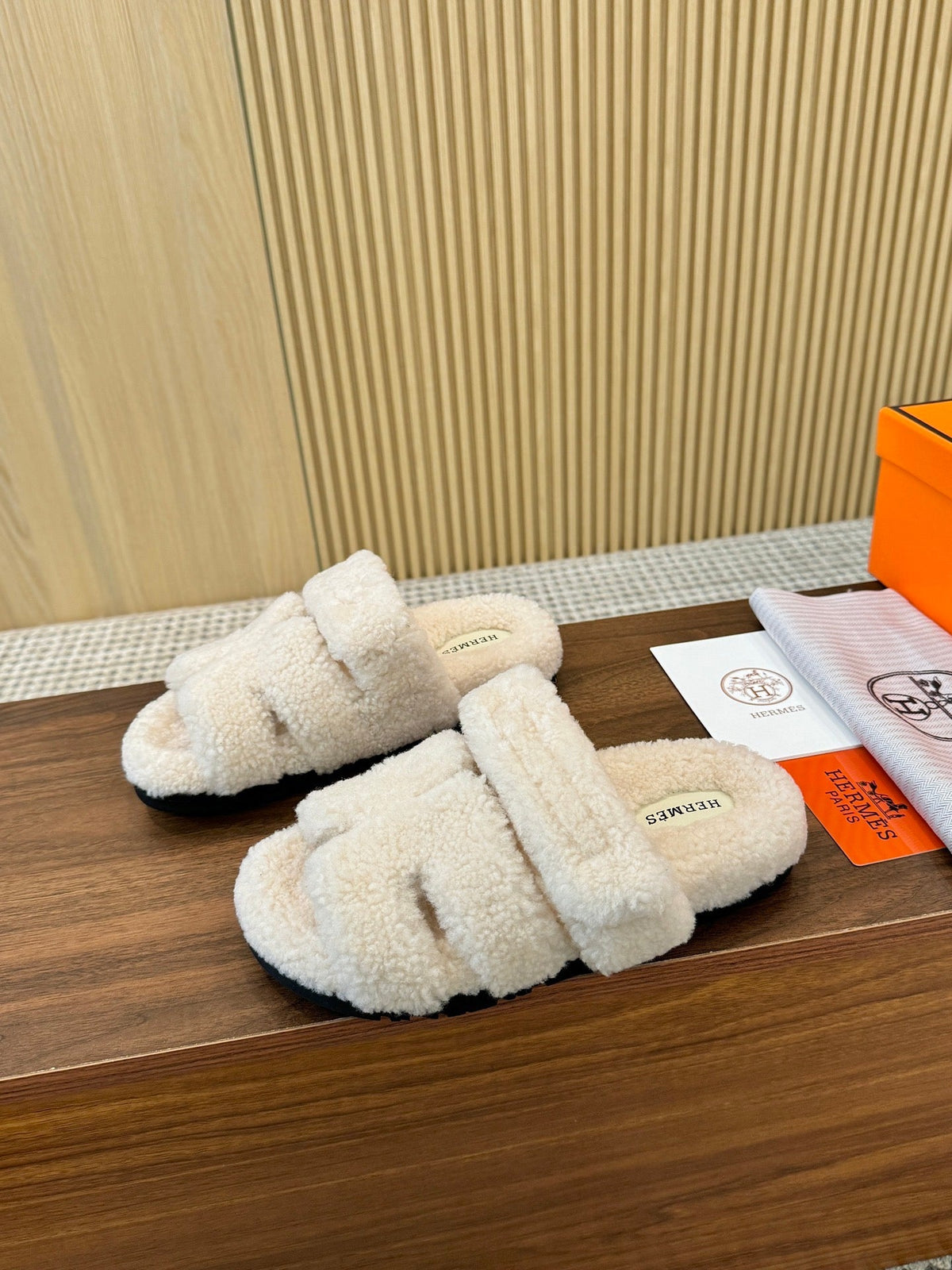 HM 26s Chypre Sandals Ecru Shearling 175168