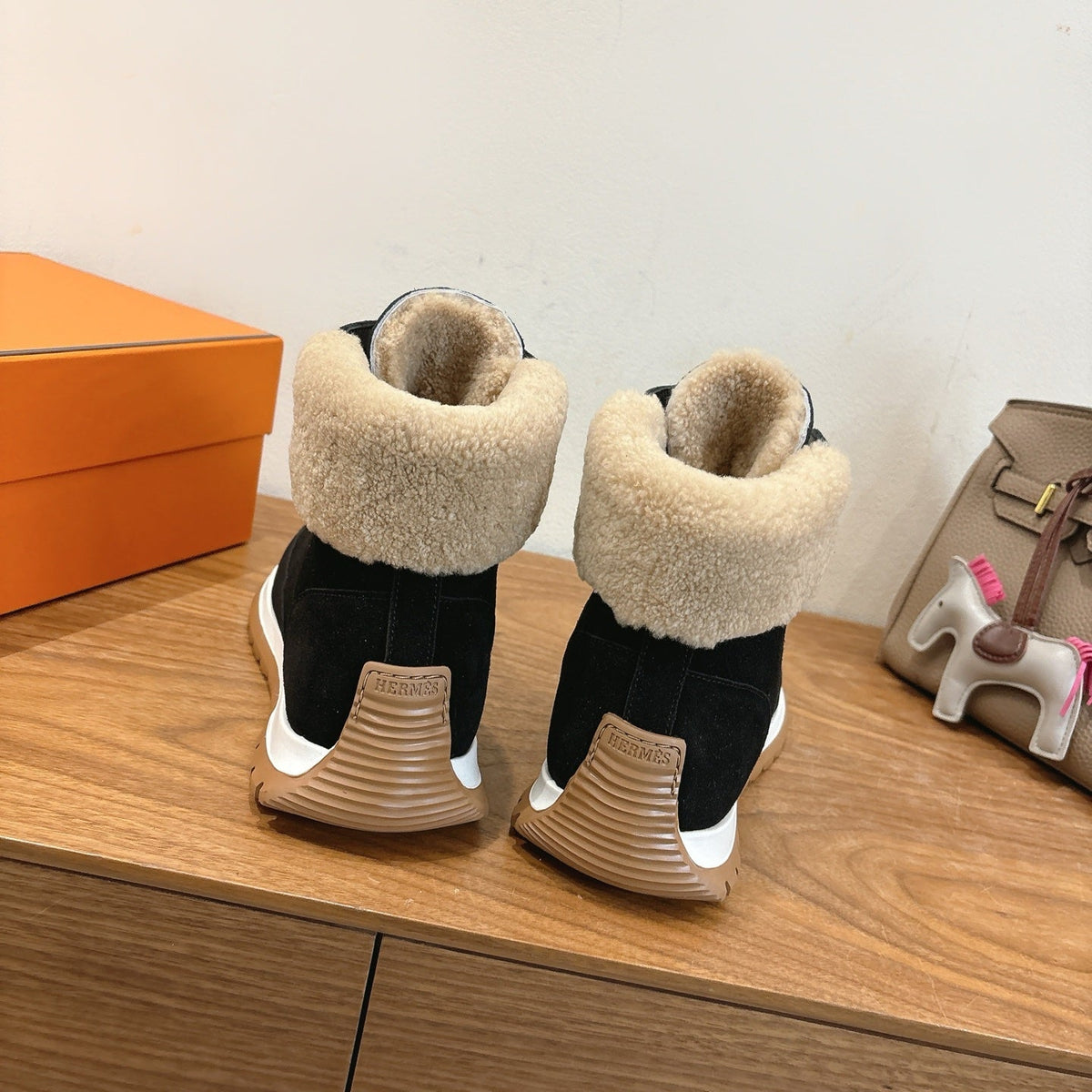 HM 26S Fur-Lined High Top Sneakers Black Suede