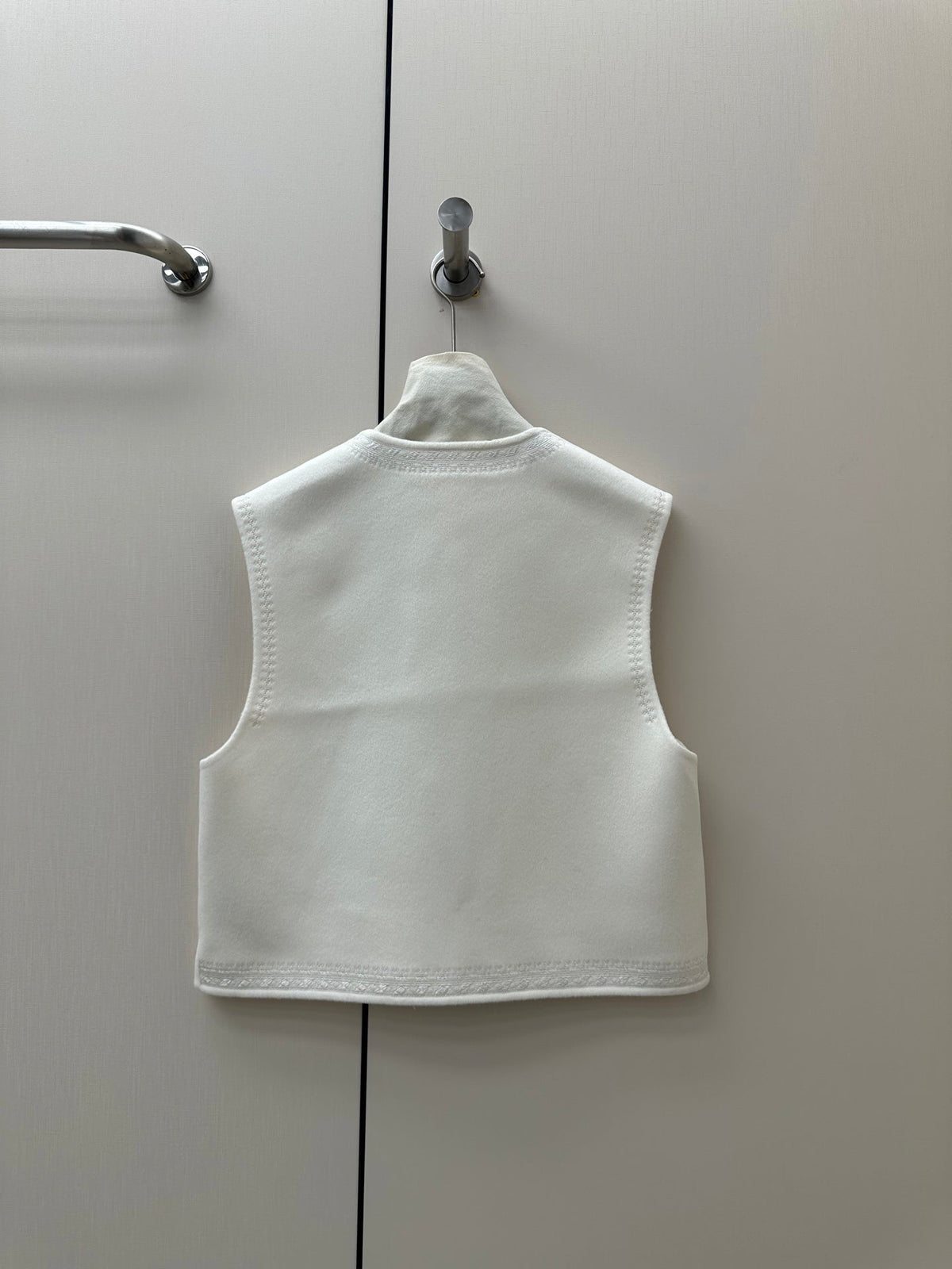 HM 26S Sleeveless Vest Round Neck Embroidery Wool Cashmere 435160
