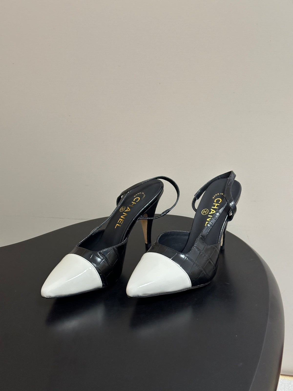 Chanel 26s Pointed Toe High Heel Slingbacks 8.5 Cm White Lambskin Black Fabric