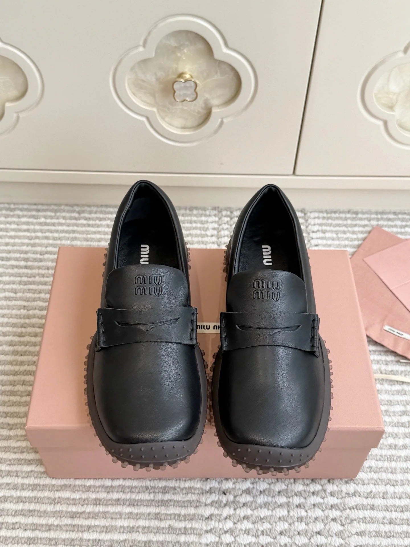 Miumiu 2026 Retro Distressed Loafers Cowhide 955676