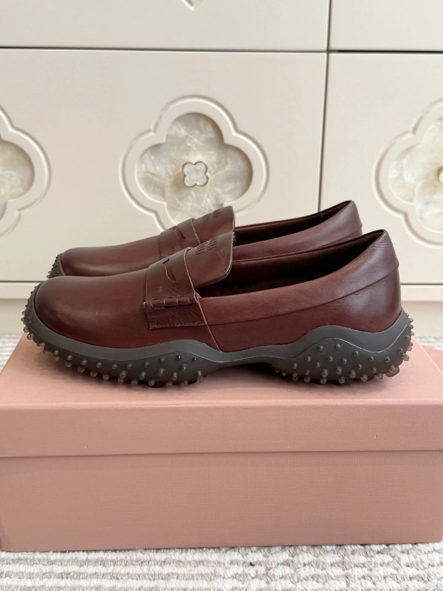 Miumiu 2026 Retro Distressed Loafers Cowhide 955676