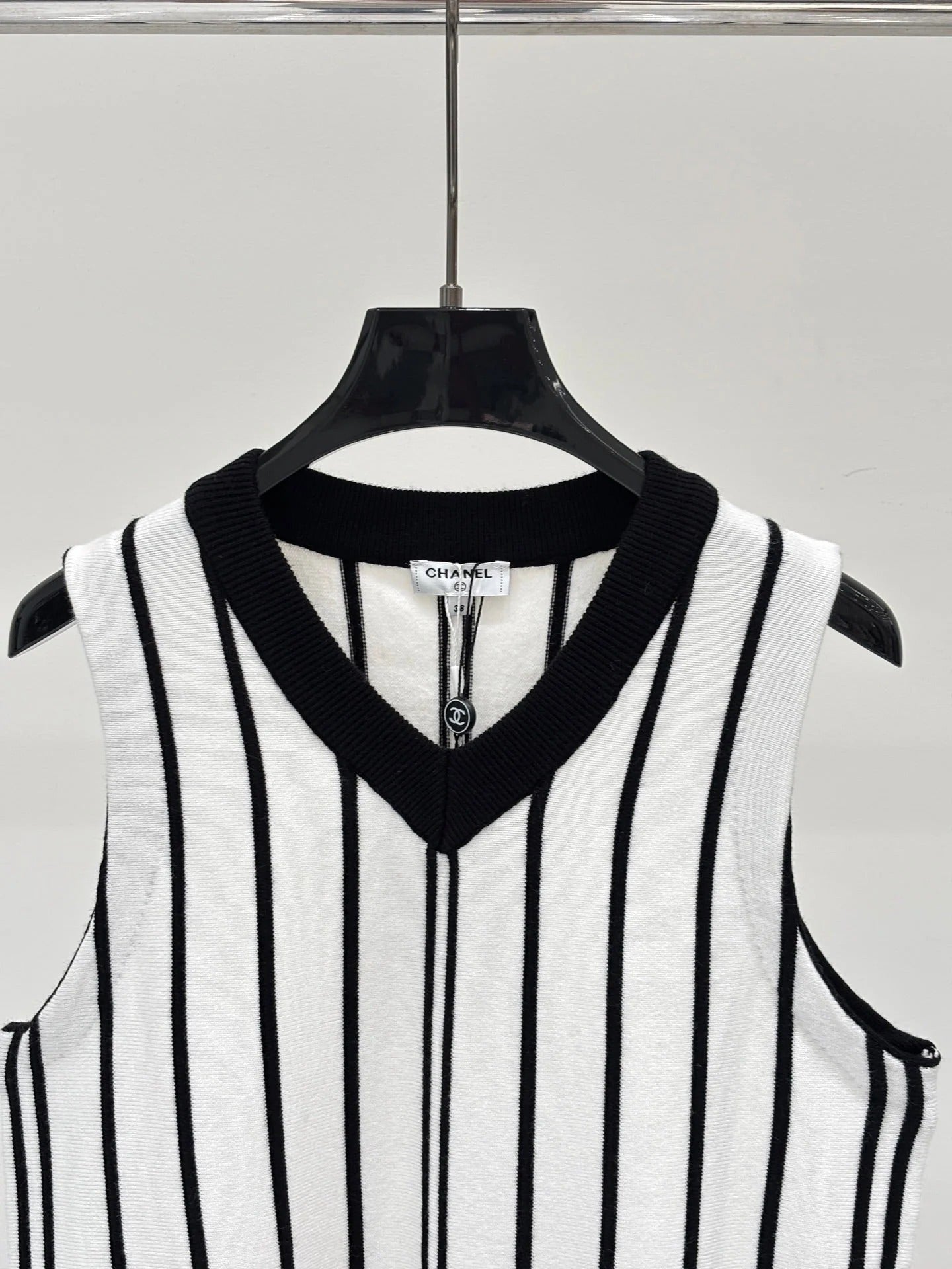 Chanel 2026 V-neck Color Block Logo Double C Stripe Vest Wool 413804