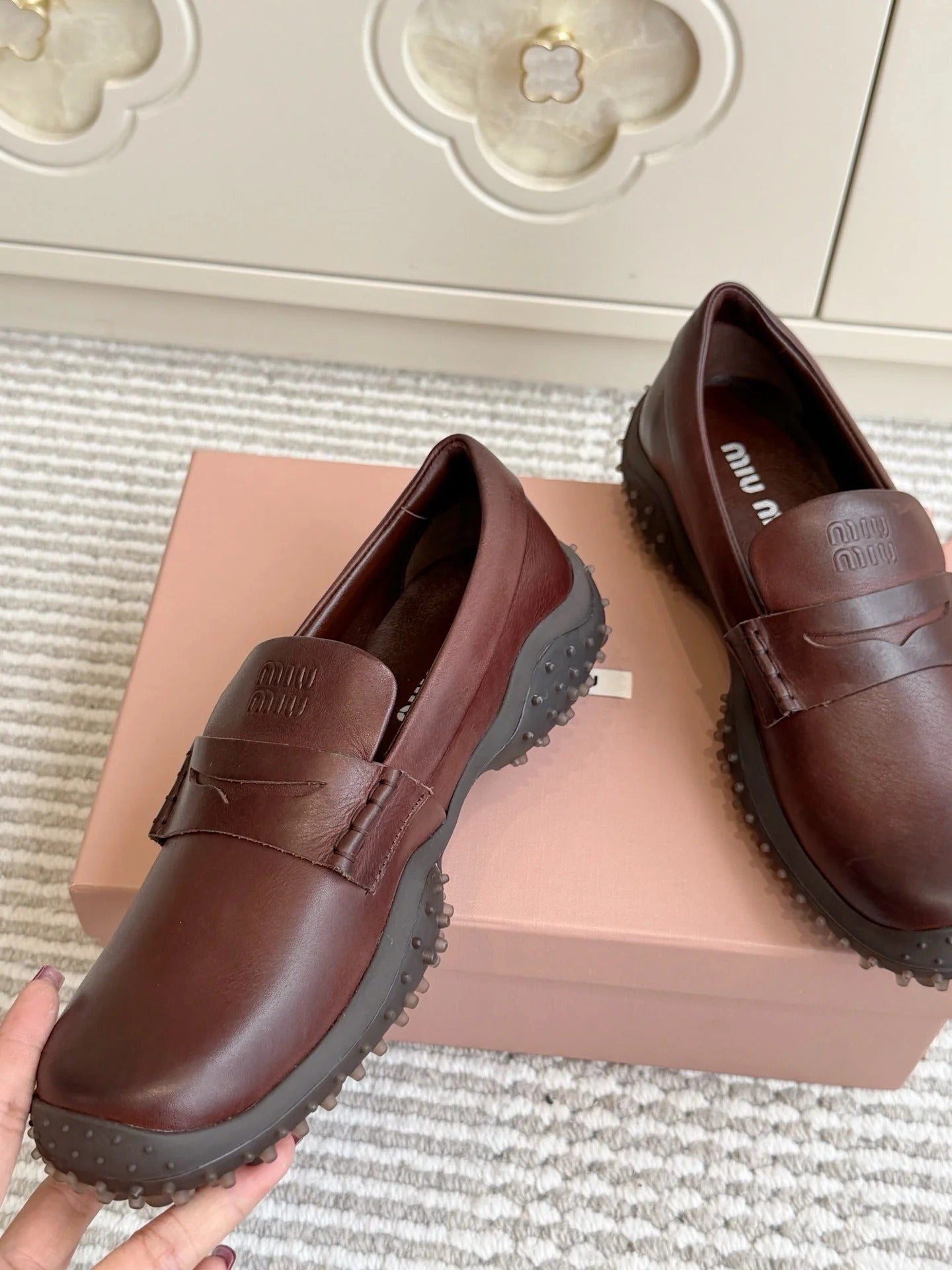 Miumiu 2026 Retro Distressed Loafers Cowhide 955676
