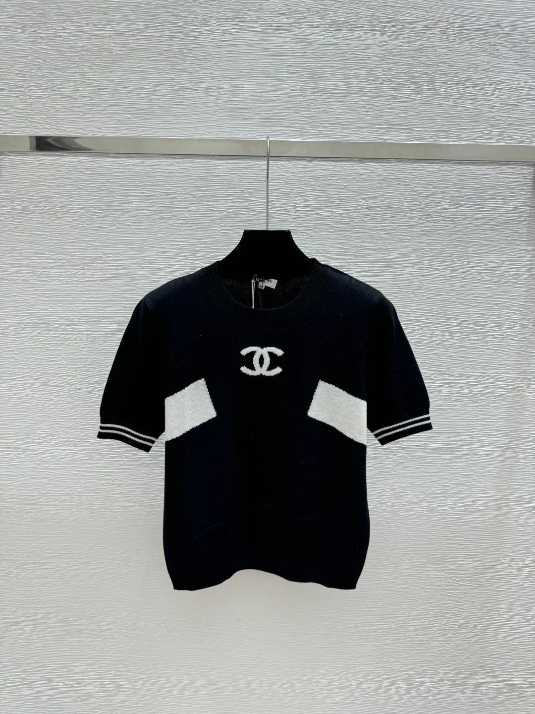 Chanel 2026 Round Neck Knitted Short Sleeve Black and White Wool 150555