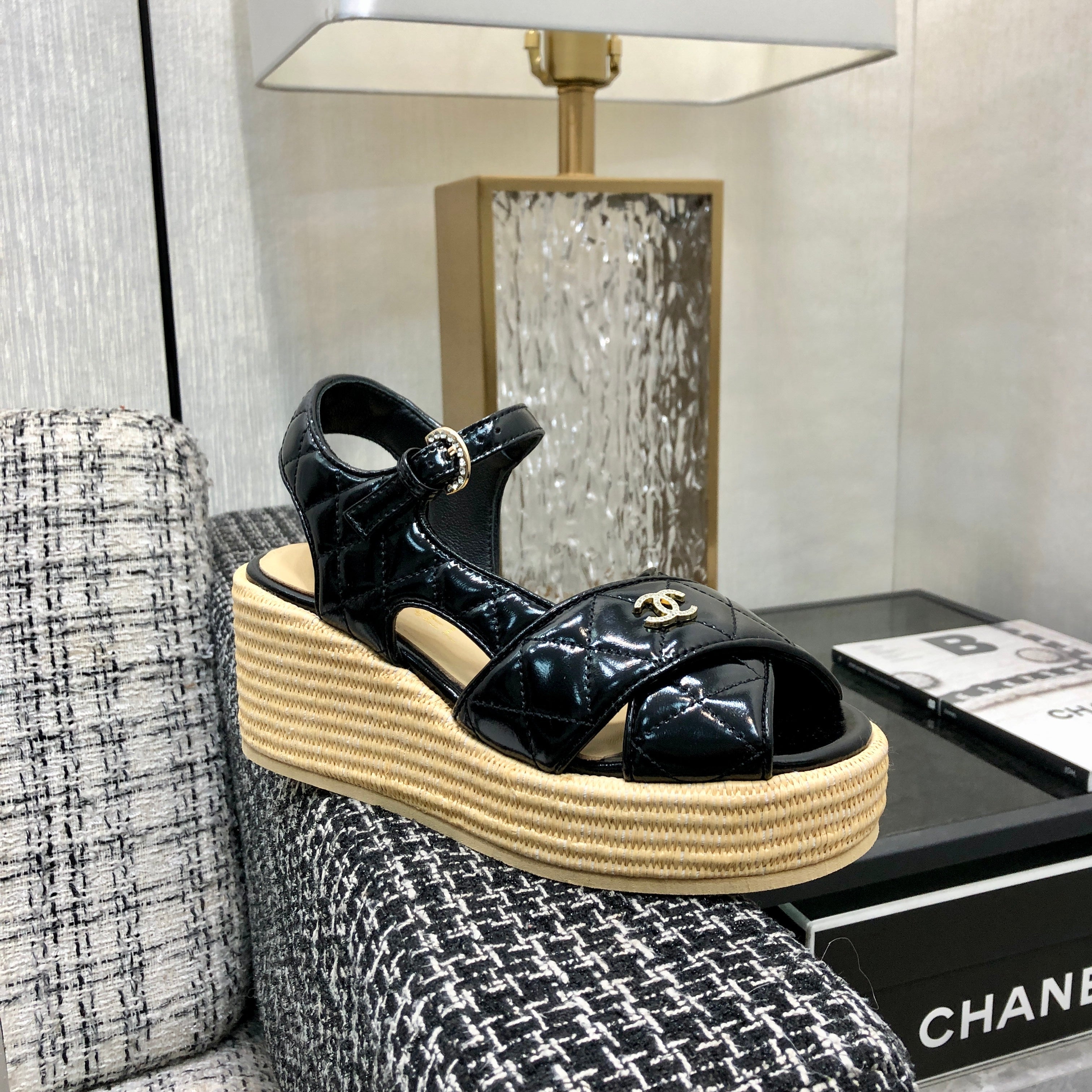 PEEP-TOE THICK SOLE SANDALS IN BLACK PATENT LAMBSKIN