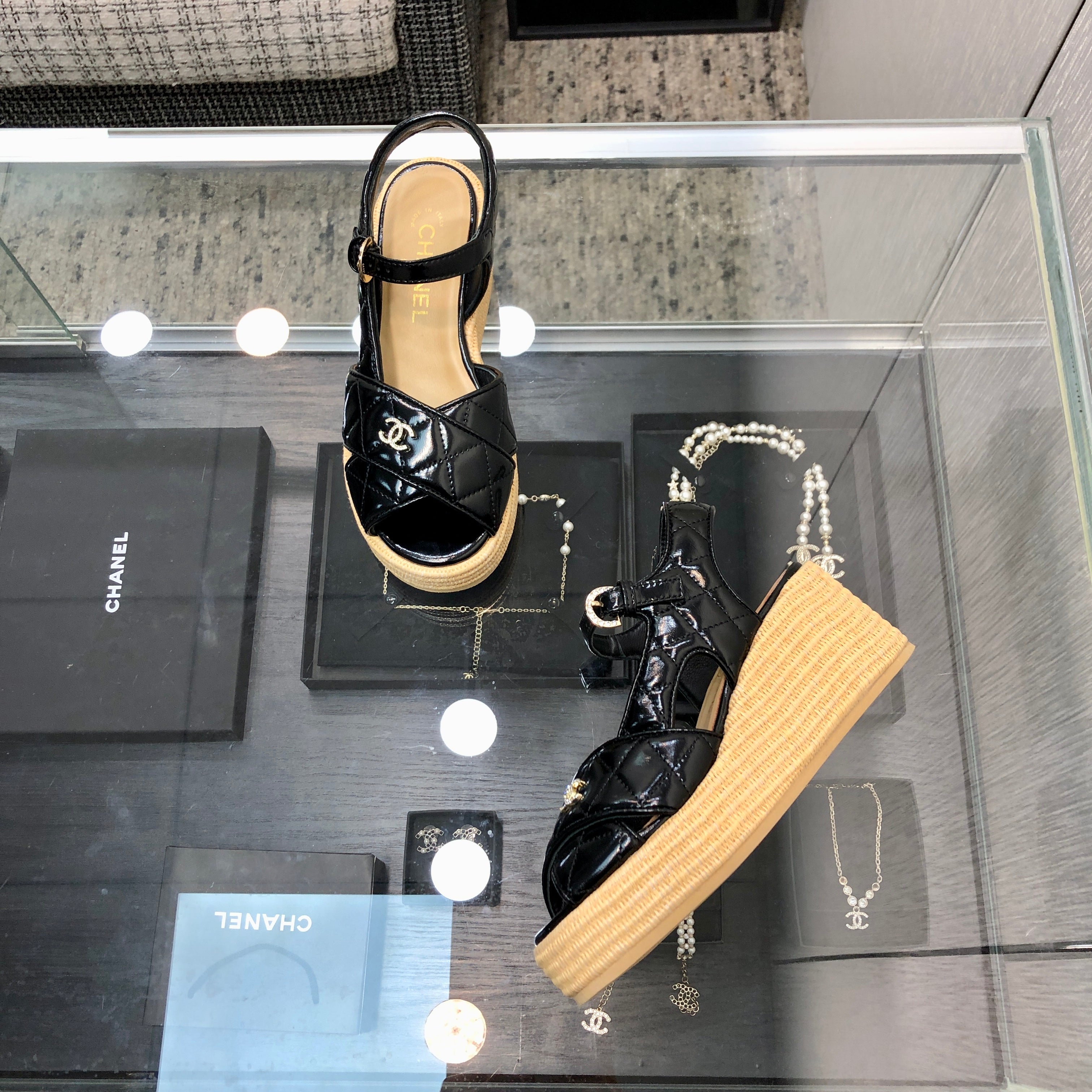 PEEP-TOE THICK SOLE SANDALS IN BLACK PATENT LAMBSKIN