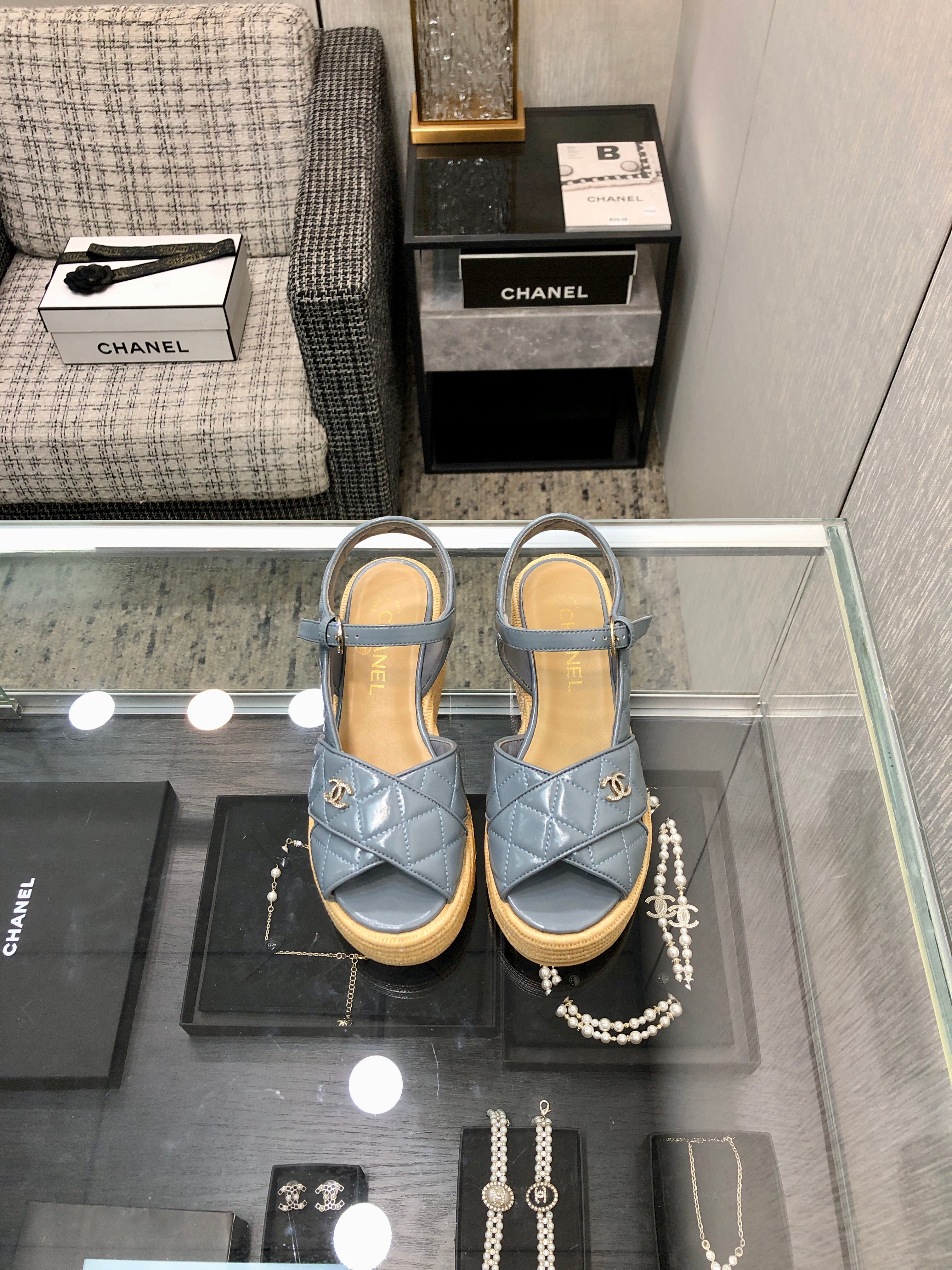 PEEP-TOE THICK SOLE SANDALS IN STONE BLUE PATENT LAMBSKIN