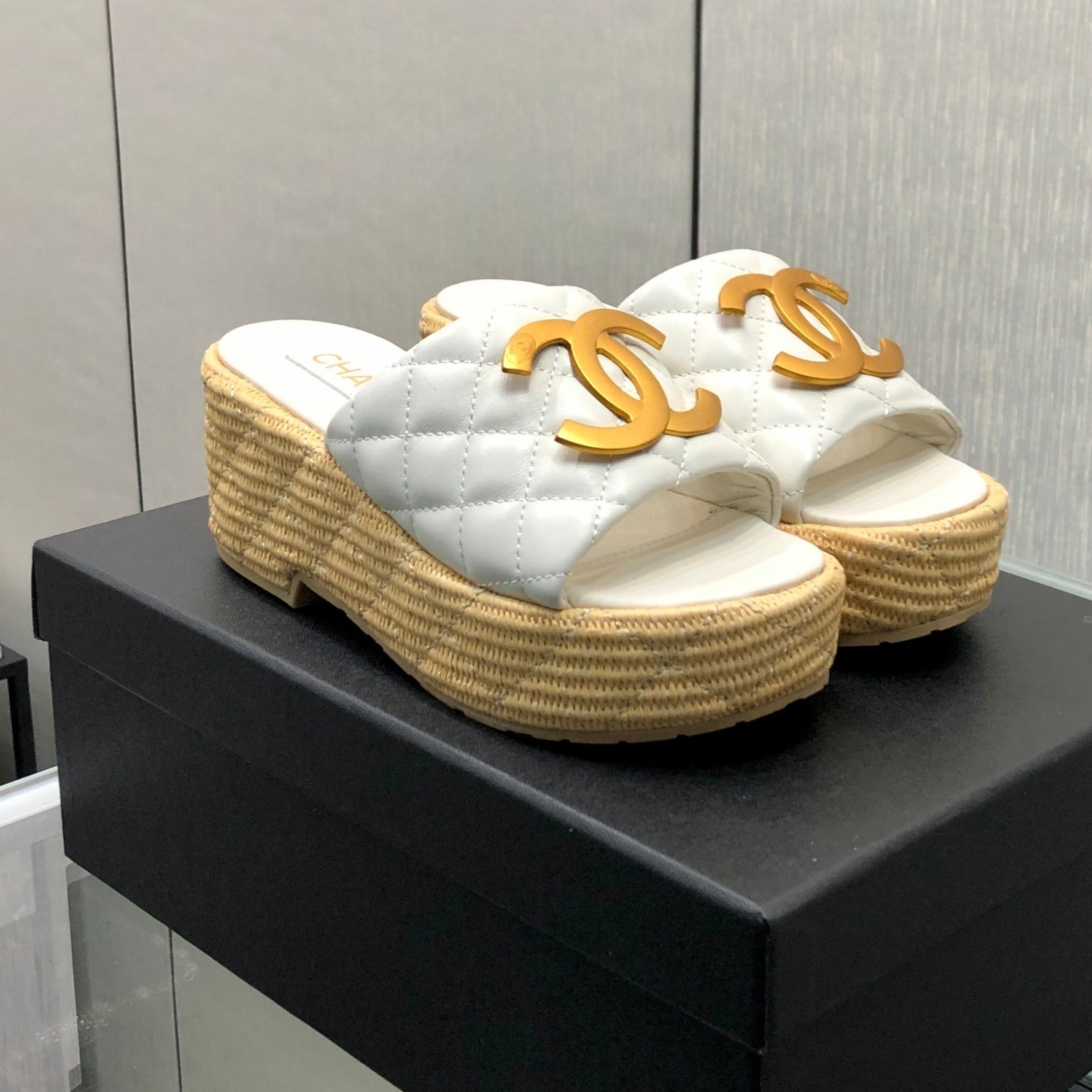 THICK SOLE WEDGE SLIPPERS IN WHITE LAMBSKIN AND BEIGE RUBBER