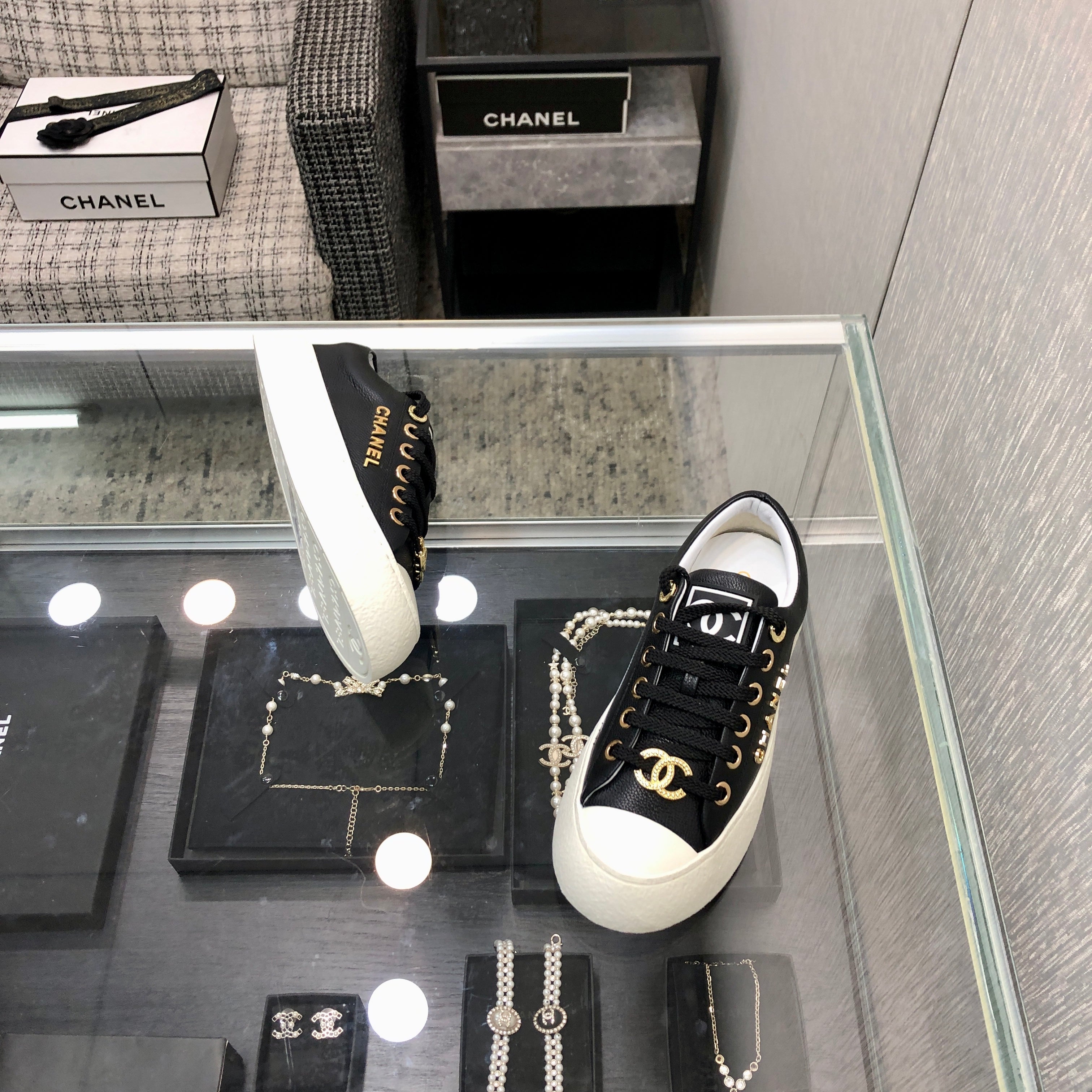 CASUAL SNEAKER IN BLACK LAMBSKIN WITH GOLD LOGO