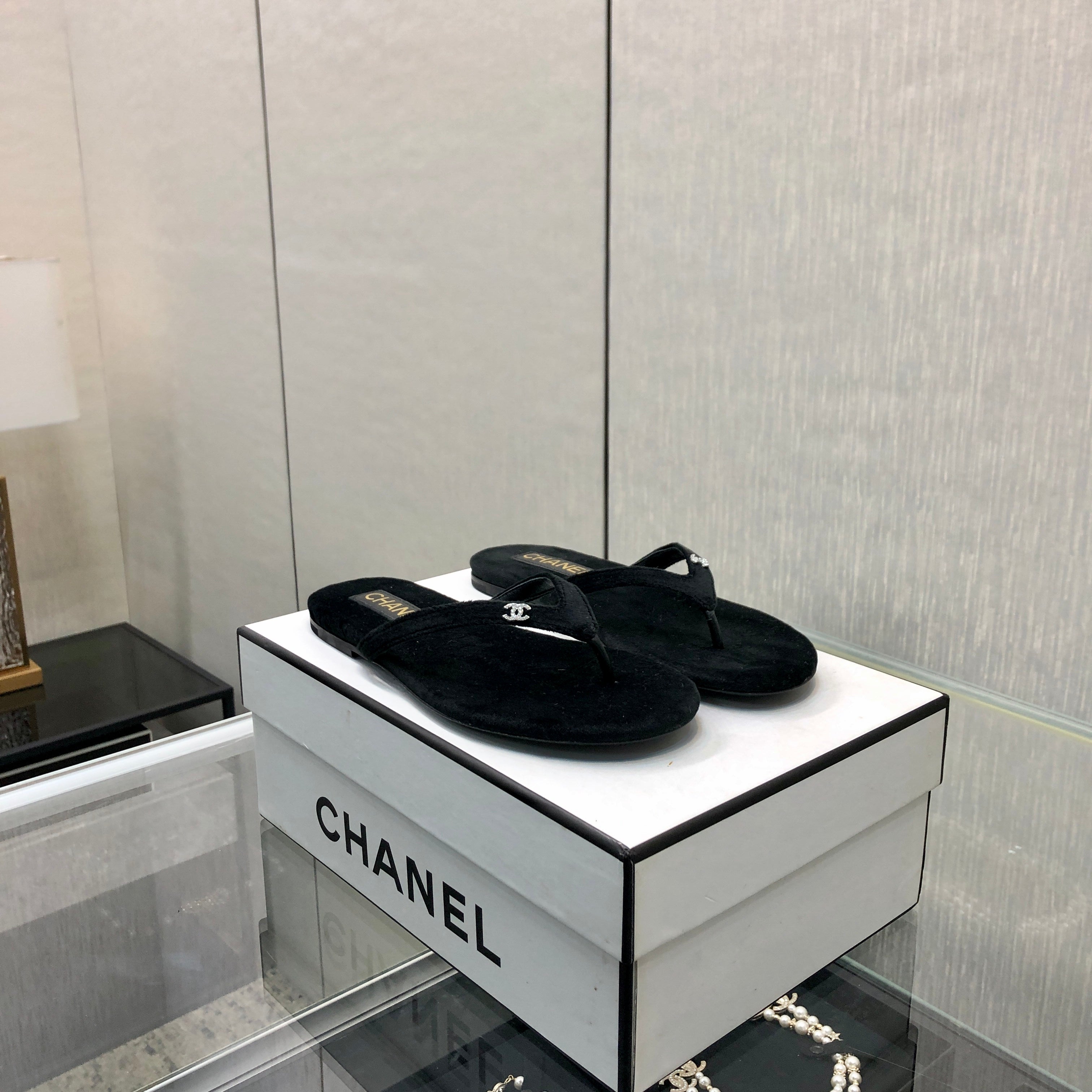 THONG SLIDE IN BLACK SUEDE