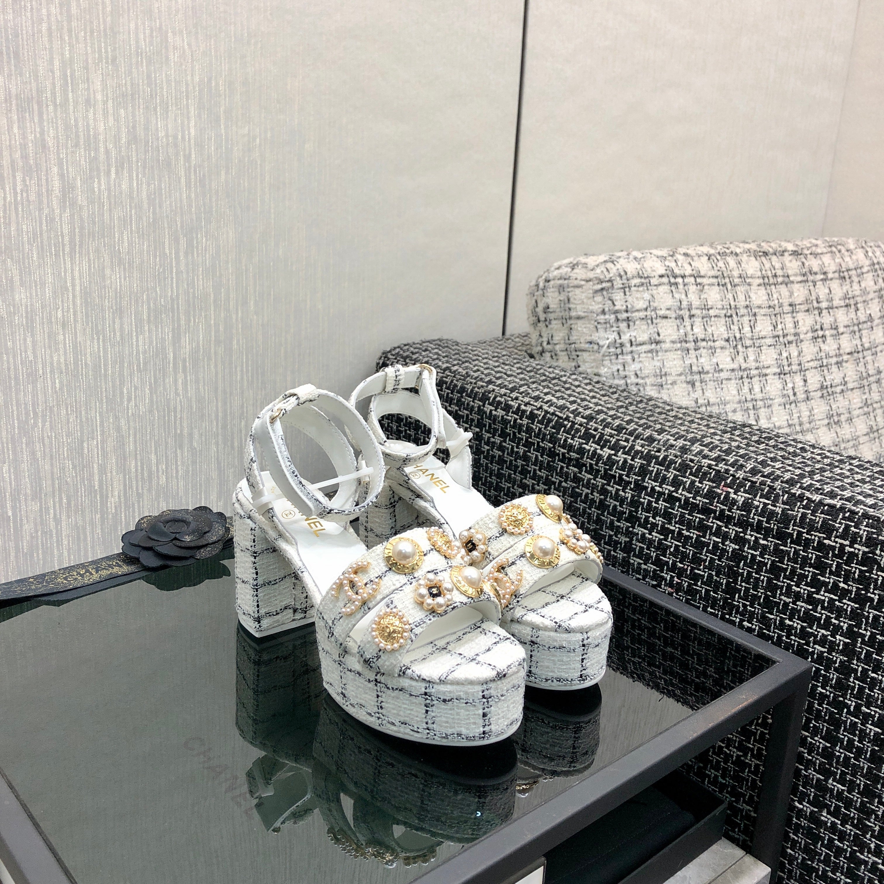 CC SS25 Sandals Tweed & Metal White & Black 602479