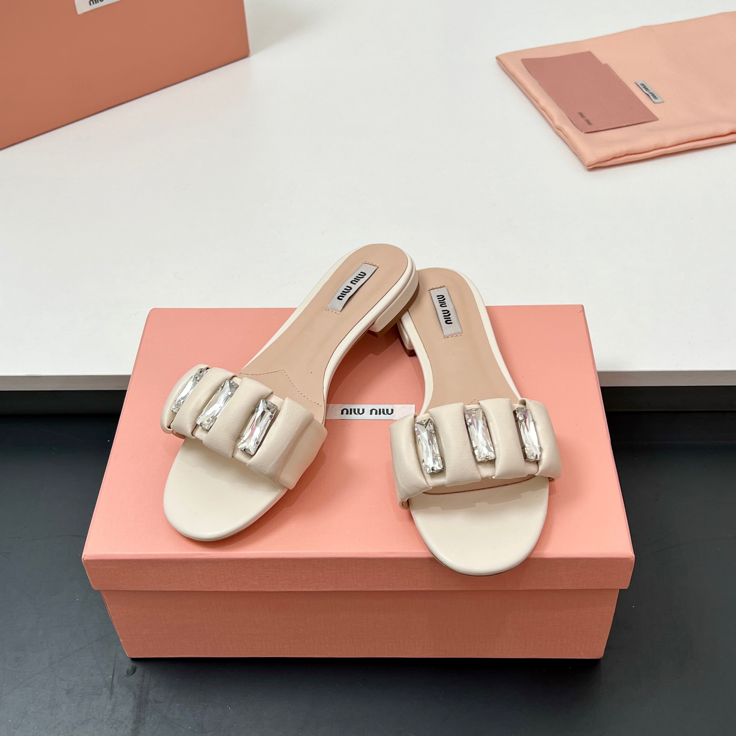 Miu 10mm Slipper with diamonds beige leather 223451
