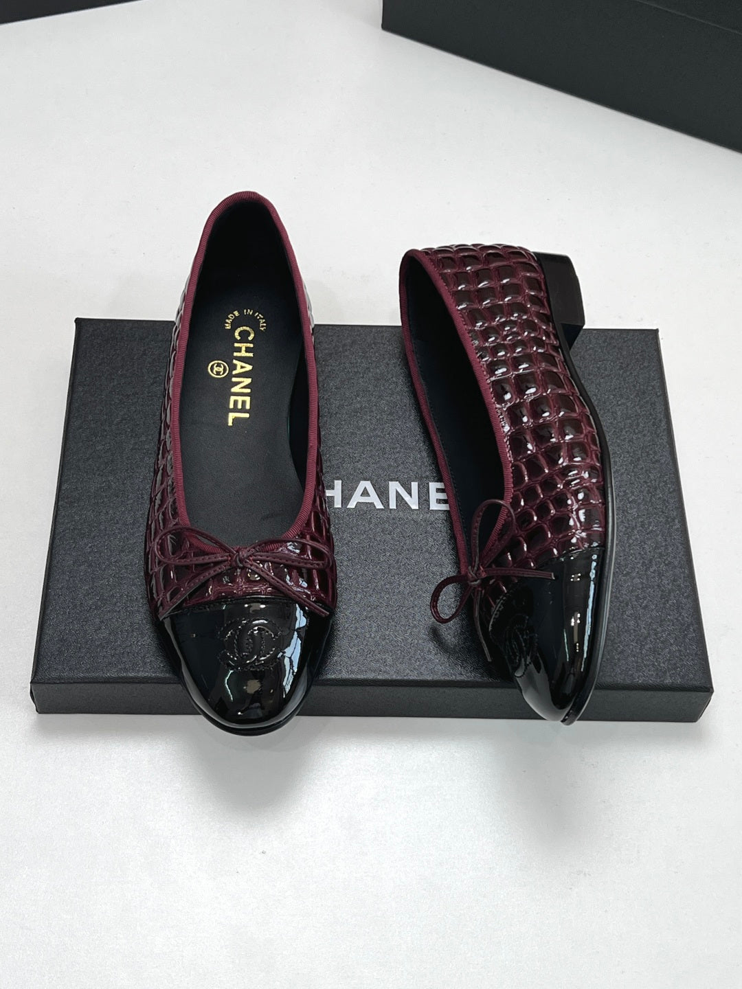 CC 26s Ballet Flats Black Burgundy Crocodile-Embossed Patent Leather 965153