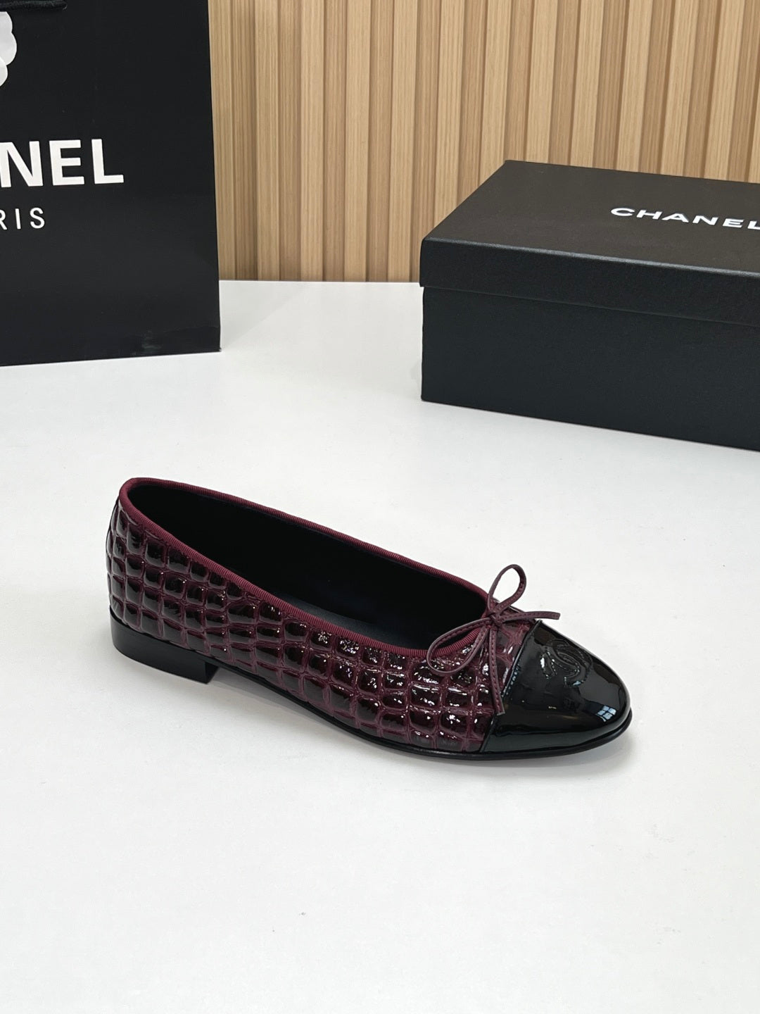 CC 26s Ballet Flats Black Burgundy Crocodile-Embossed Patent Leather 965153