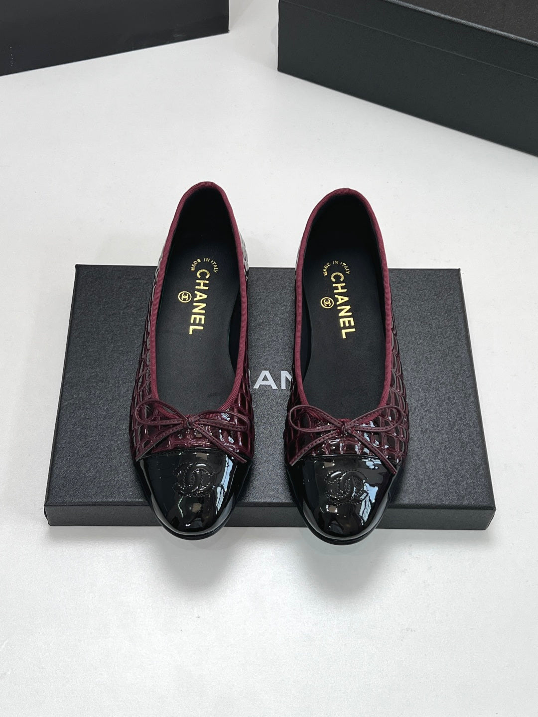 CC 26s Ballet Flats Black Burgundy Crocodile-Embossed Patent Leather 965153