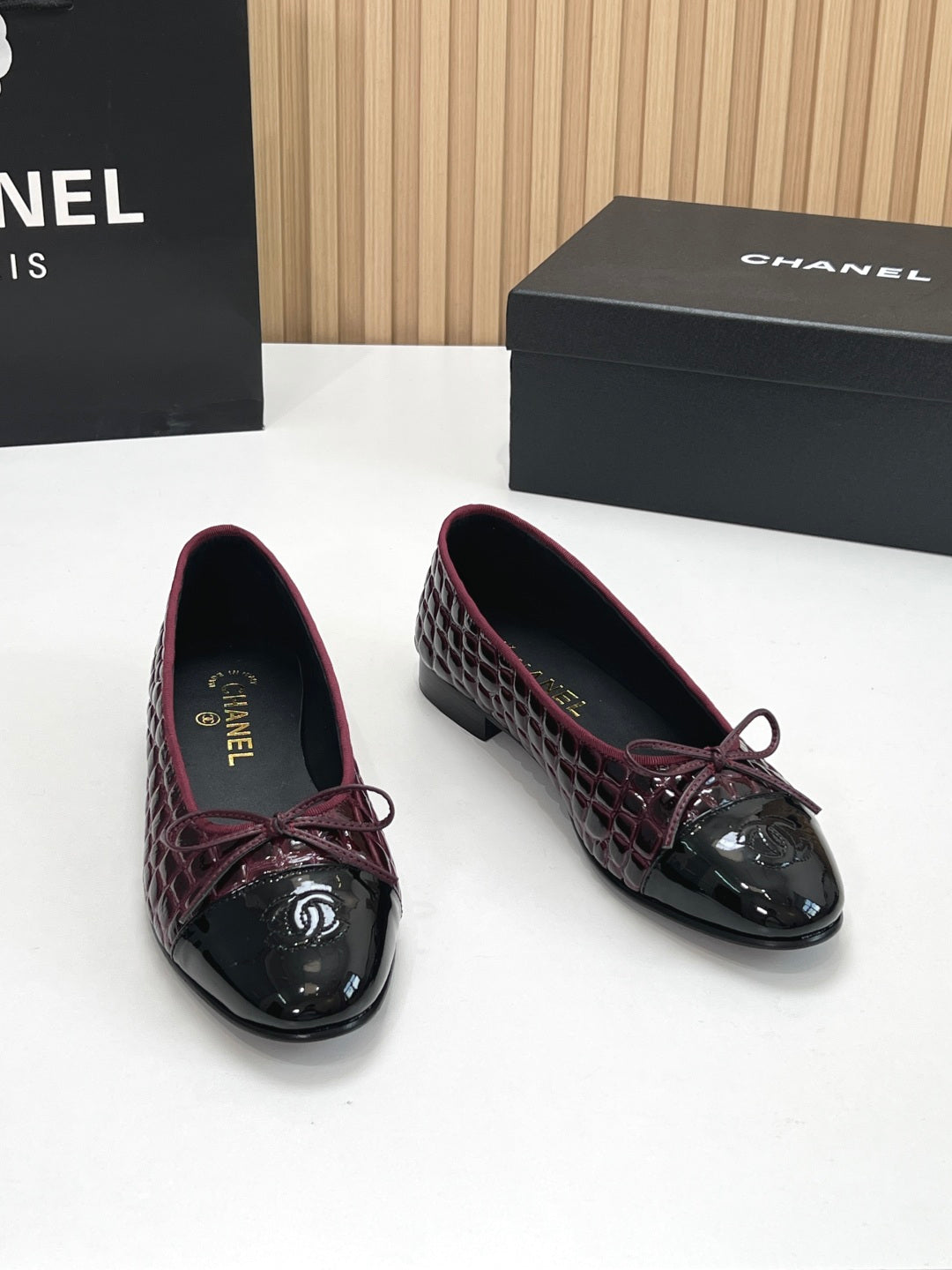 CC 26s Ballet Flats Black Burgundy Crocodile-Embossed Patent Leather 965153
