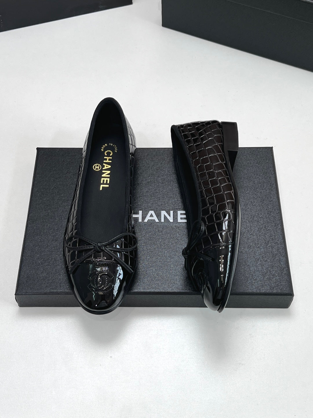 CC 26s Ballet Flats Black Crocodile-Embossed Patent Leather 965154