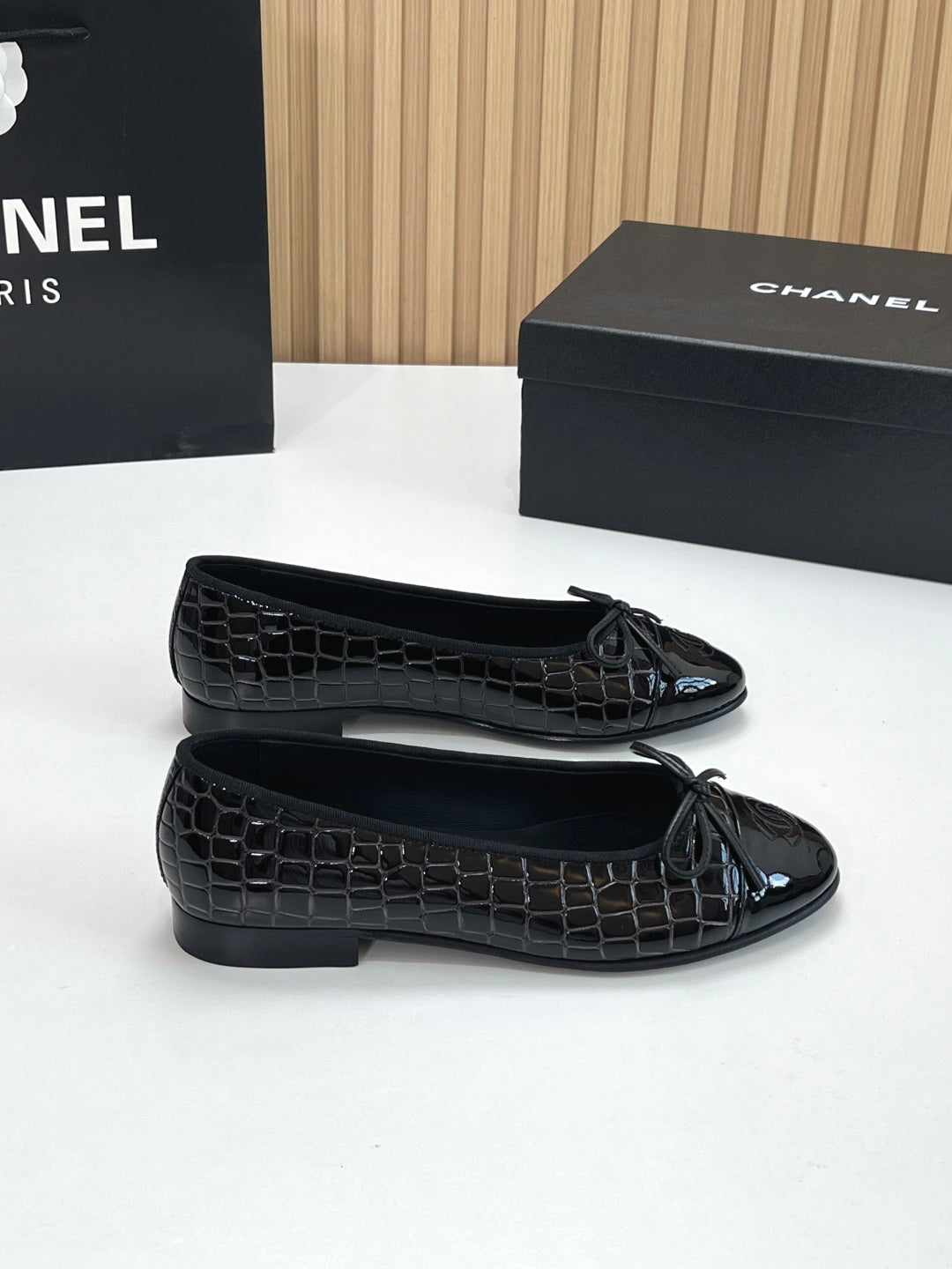 CC 26s Ballet Flats Black Crocodile-Embossed Patent Leather 965154