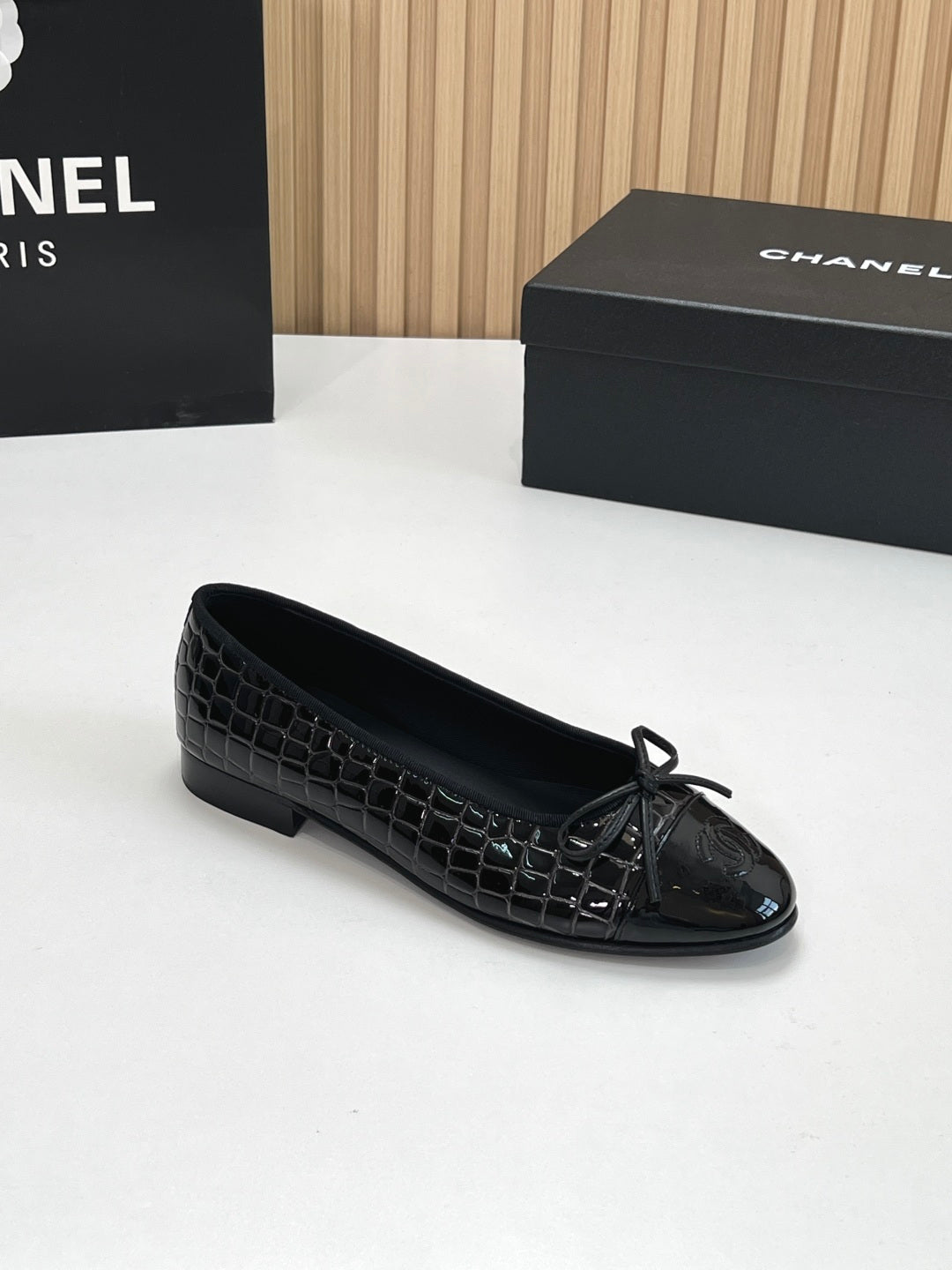 CC 26s Ballet Flats Black Crocodile-Embossed Patent Leather 965154