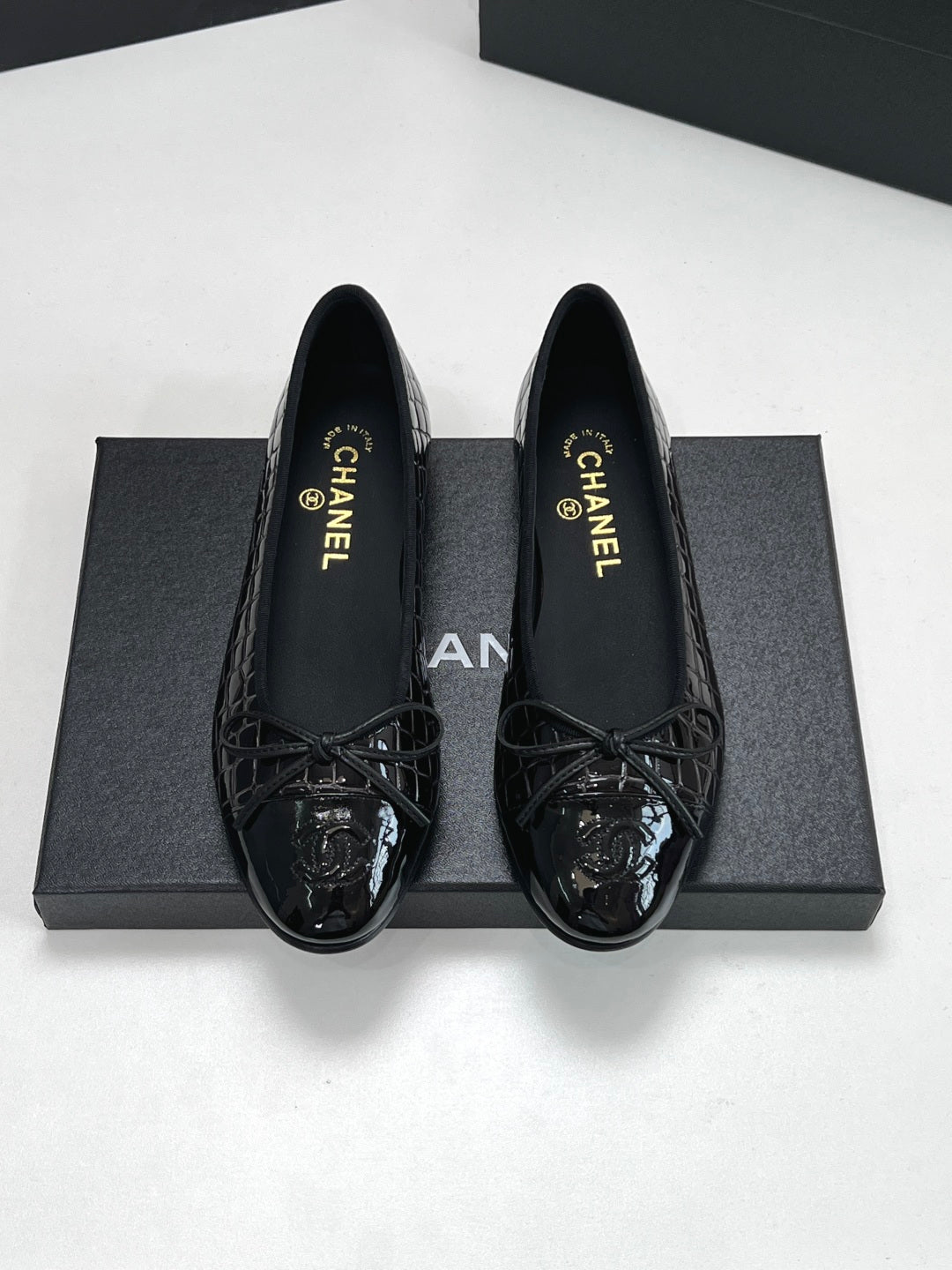 CC 26s Ballet Flats Black Crocodile-Embossed Patent Leather 965154
