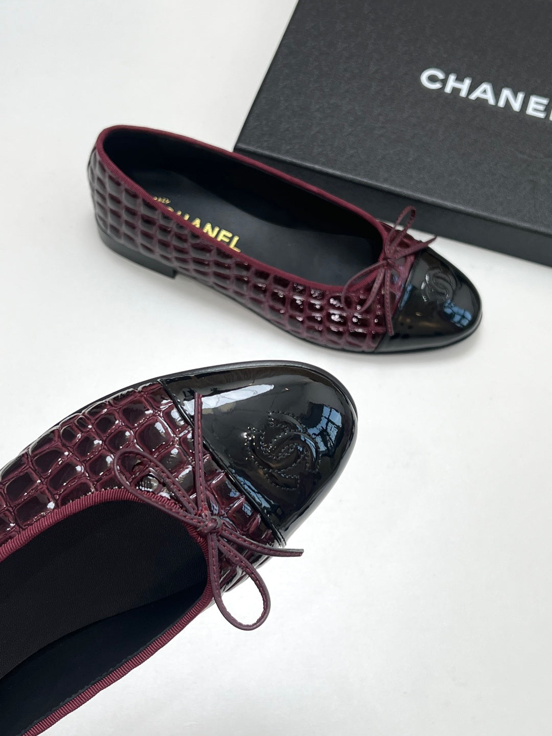 CC 26s Ballet Flats Black Burgundy Crocodile-Embossed Patent Leather 965153
