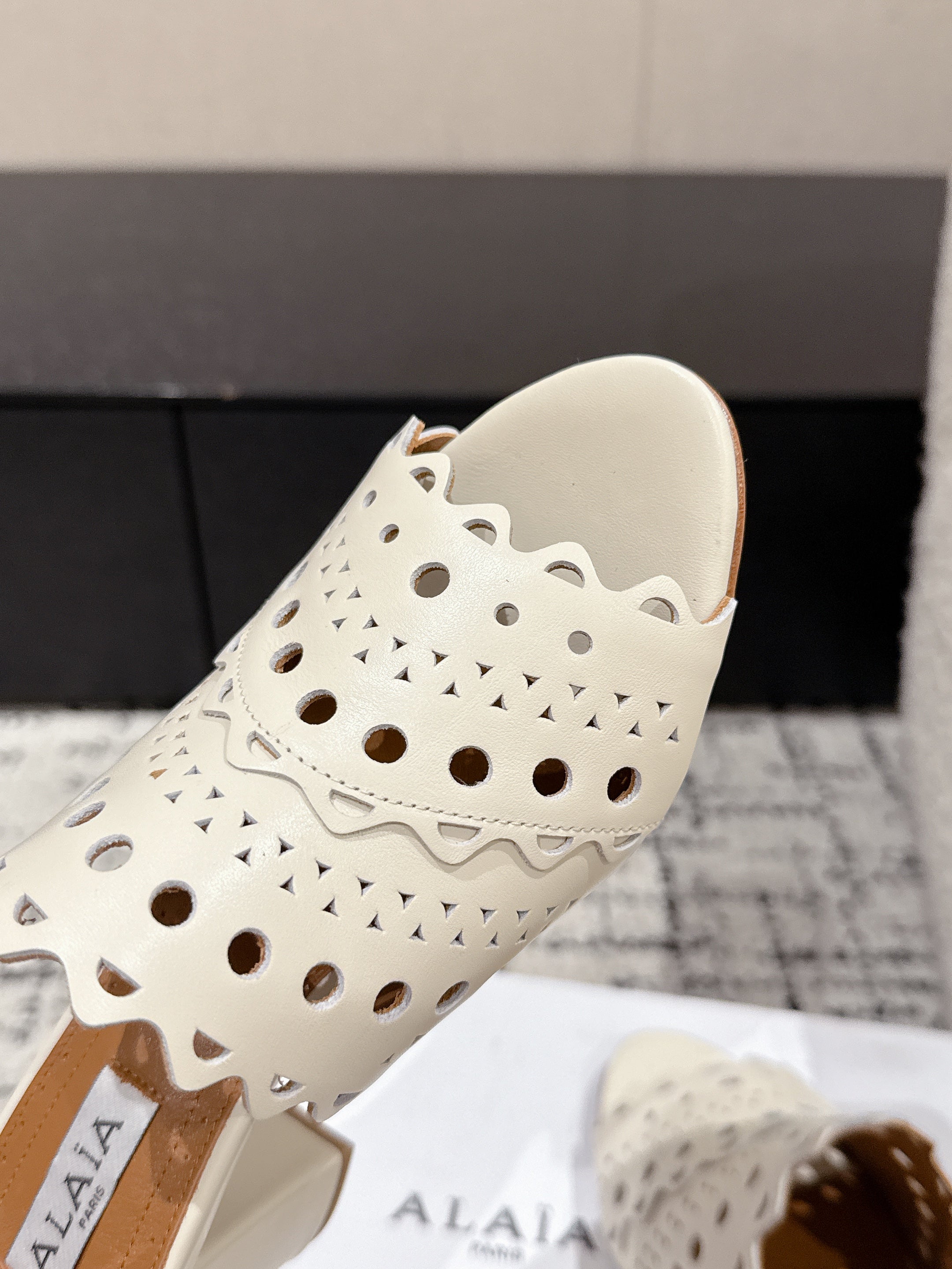 Alaia Vienne Mule Heeled Sandals 70mm Cream Leather 232501