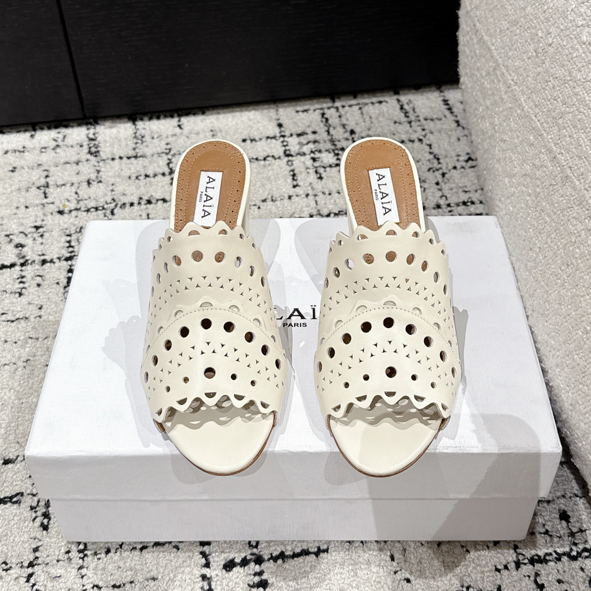 Alaia Vienne Mule Heeled Sandals 70mm Cream Leather 232501