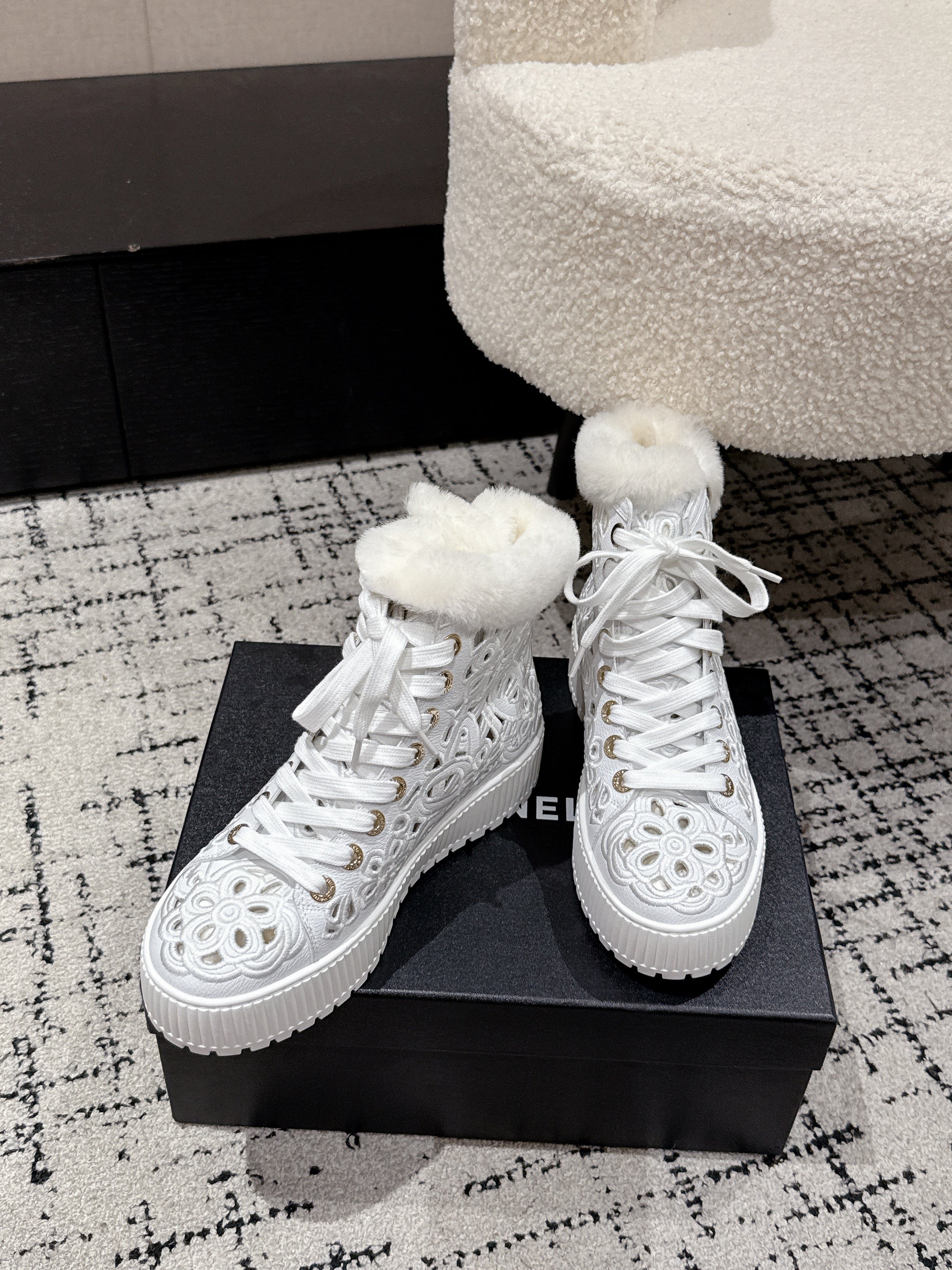 CC 25 AW Ankle Boots White Flower Perforated Cowhide Wool  541698