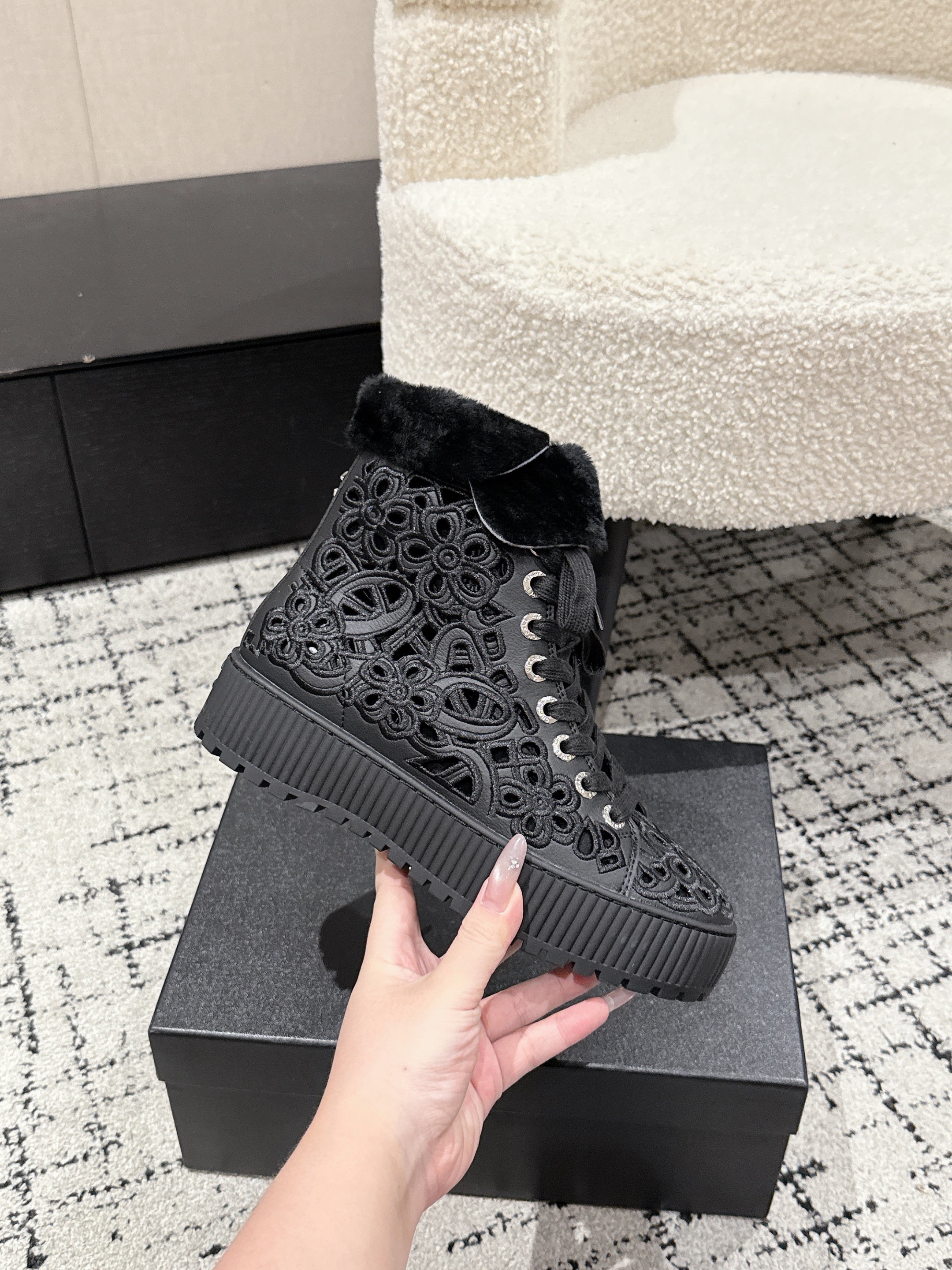 CC 25 AW Ankle Boots Black Flower Perforated Cowhide Wool  541697