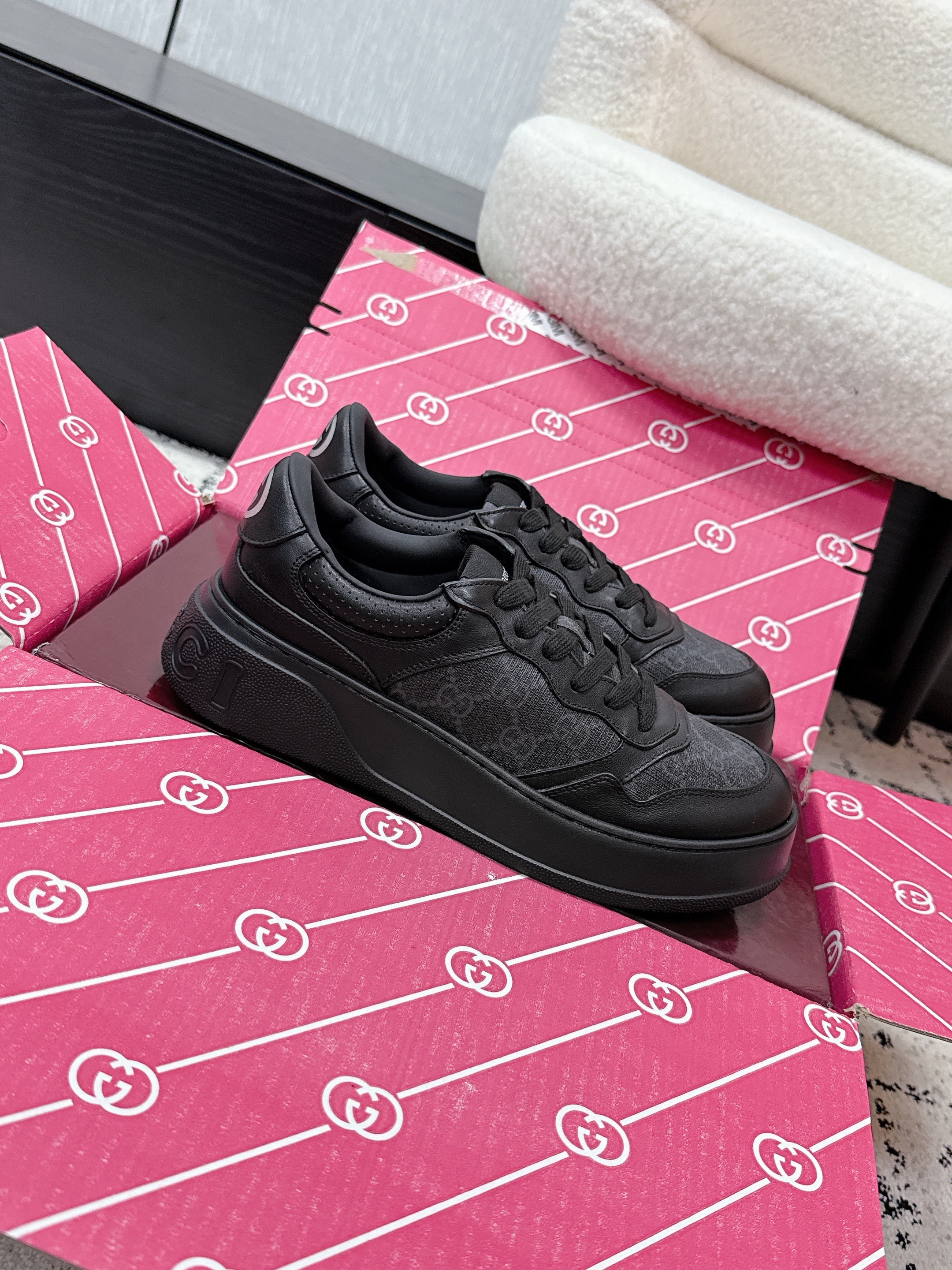GG Men's Chunky Sneaker Black Leather Canvas 617508