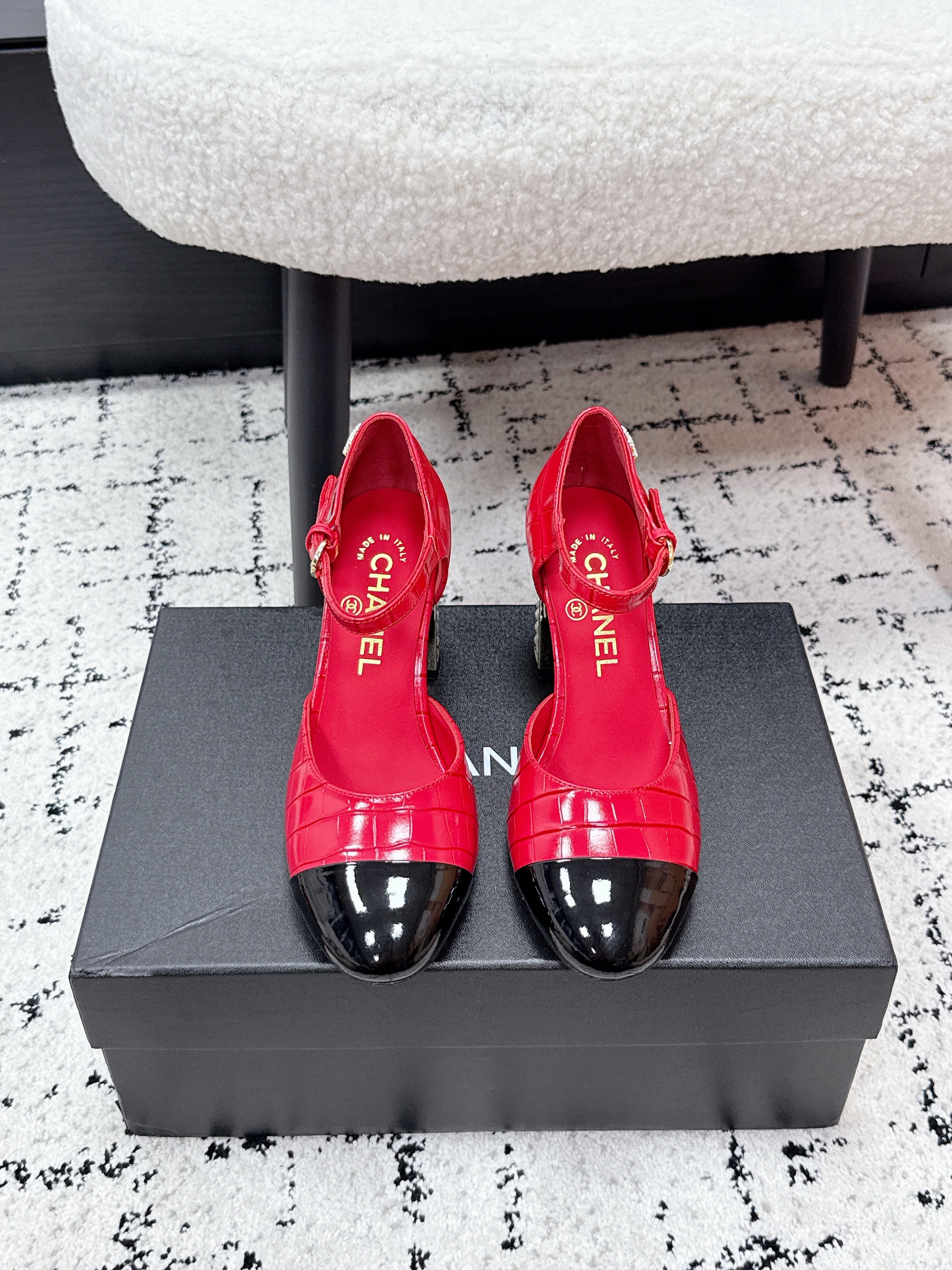 CC SS26 Mary Jane Pumps Black Red Crocodile Embossed Patent Calfskin 679022