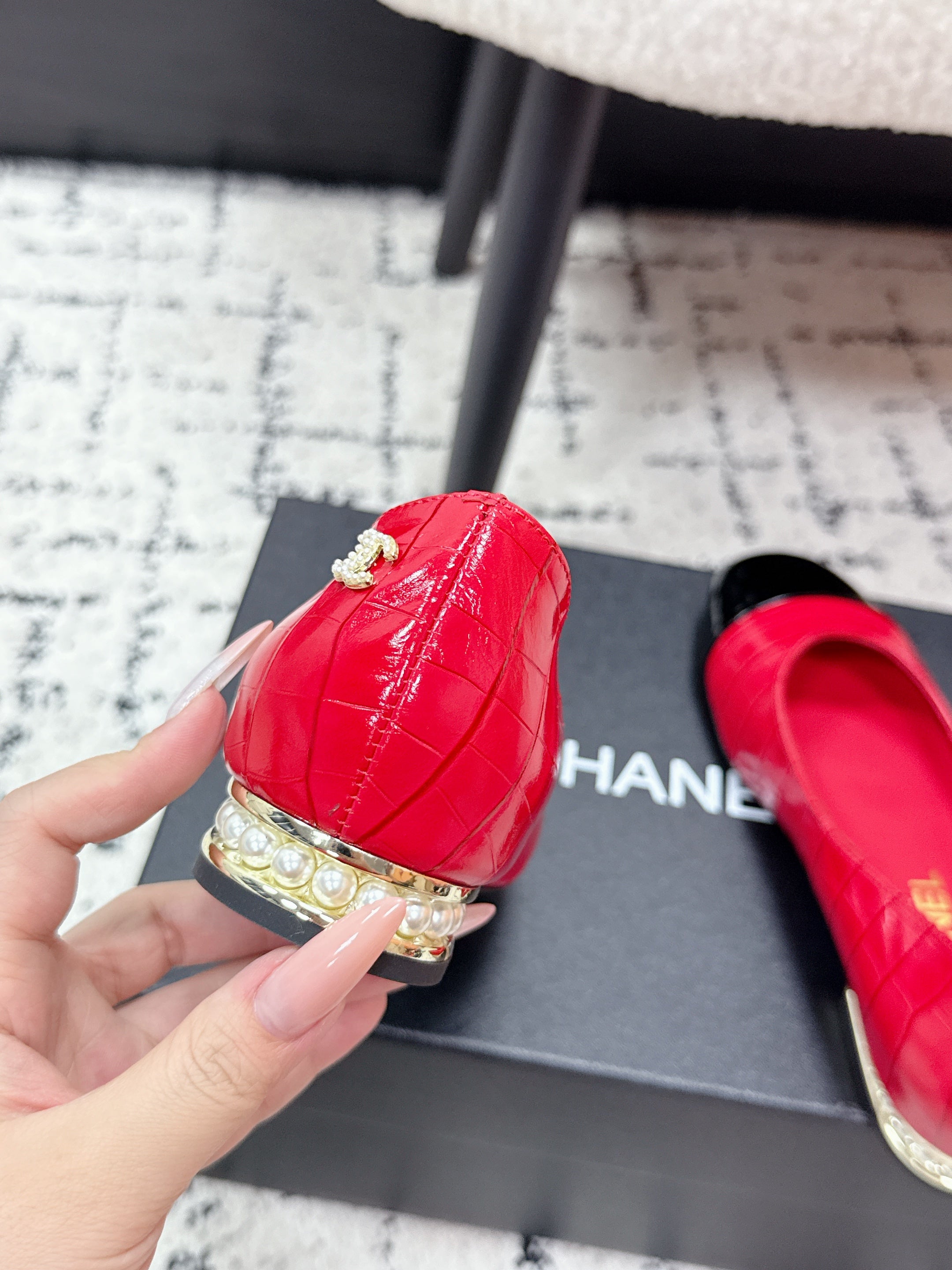 CC SS26 Ballet Flat Black Red Crocodile Embossed Patent Calfskin 679027
