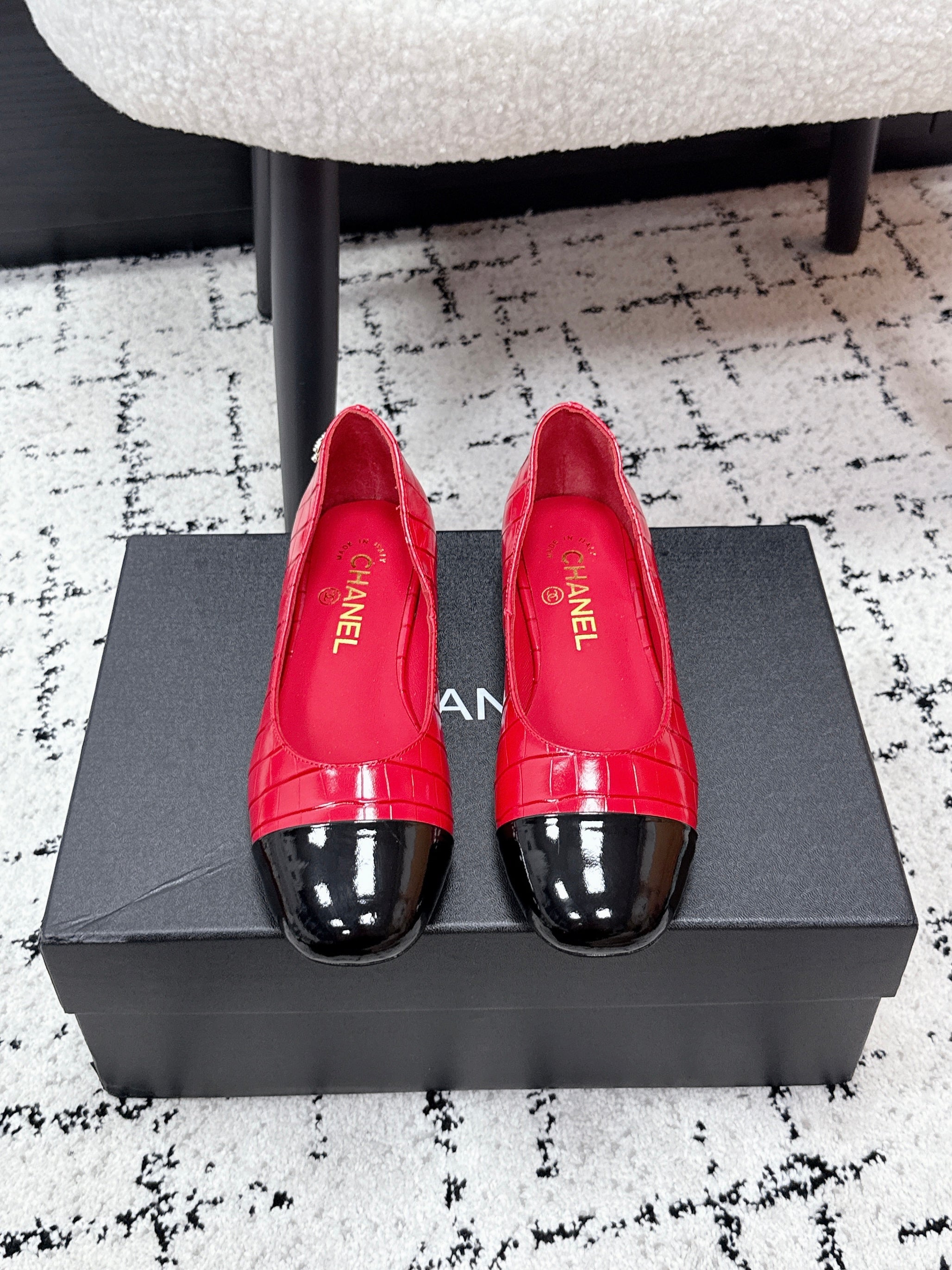 CC SS26 Ballet Flat Black Red Crocodile Embossed Patent Calfskin 679027
