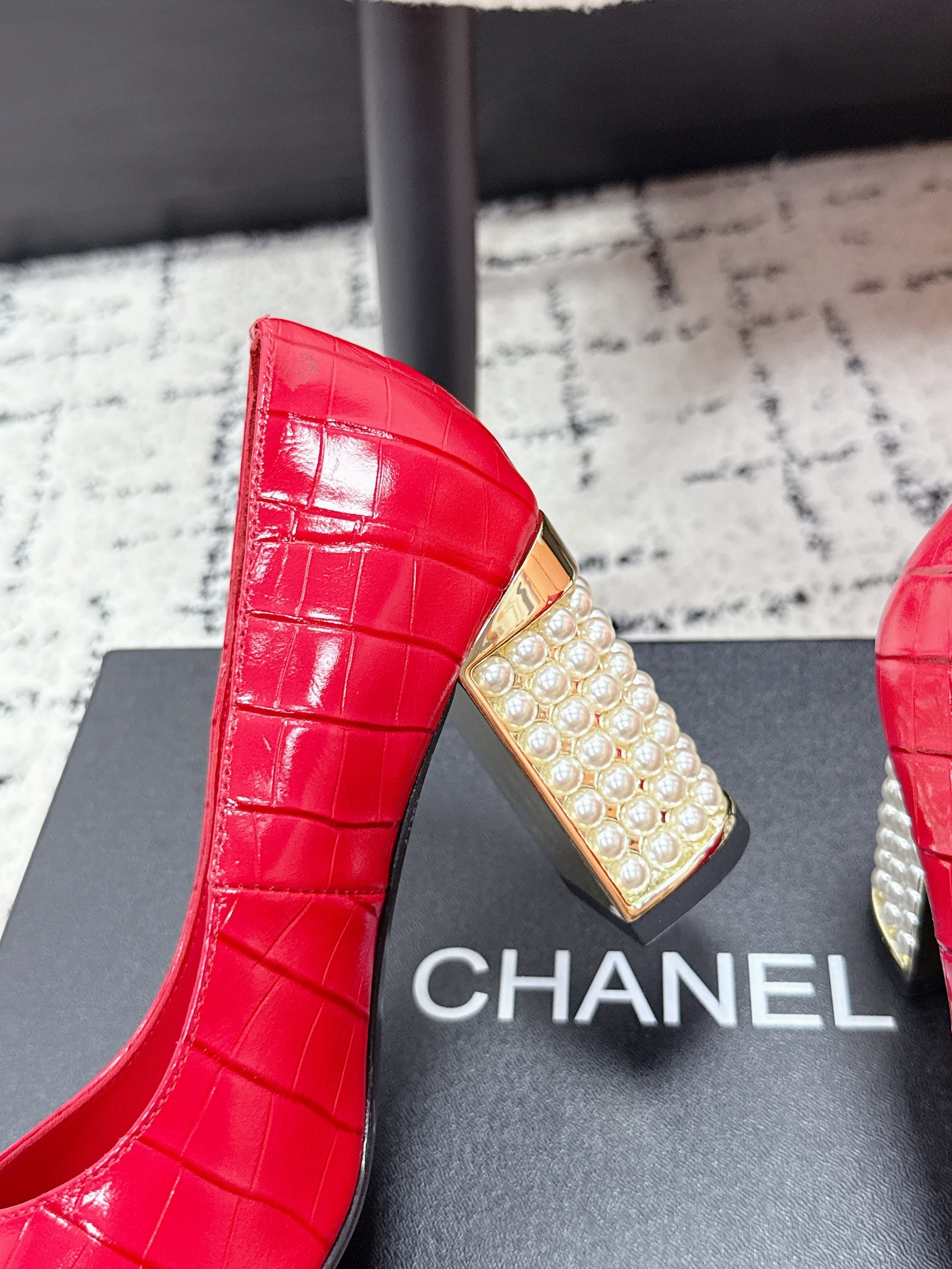 CC SS26 Pump Black Red Crocodile Embossed Patent Calfskin 679030