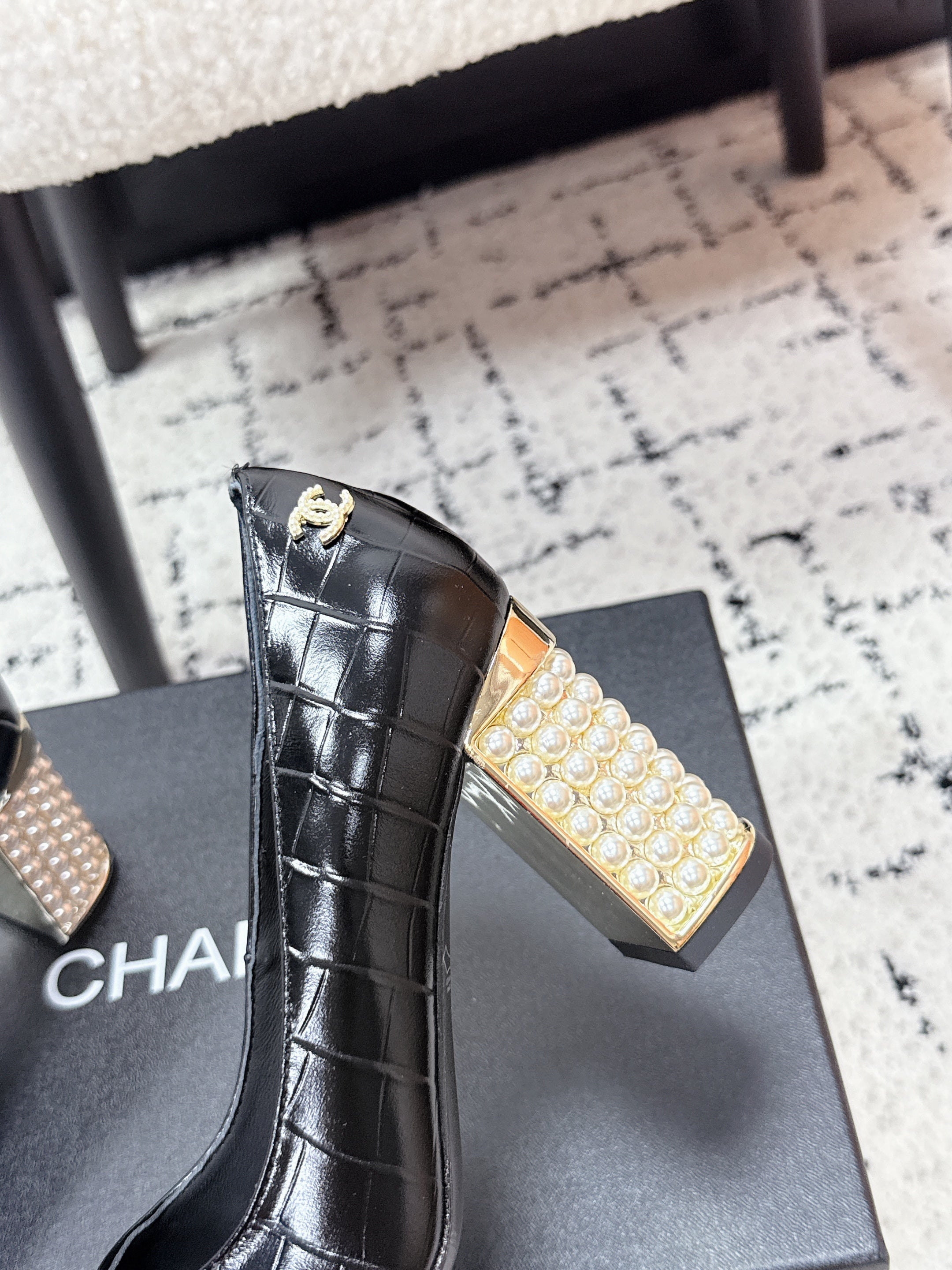 CC SS26 Pump Black Crocodile Embossed Patent Calfskin 679031