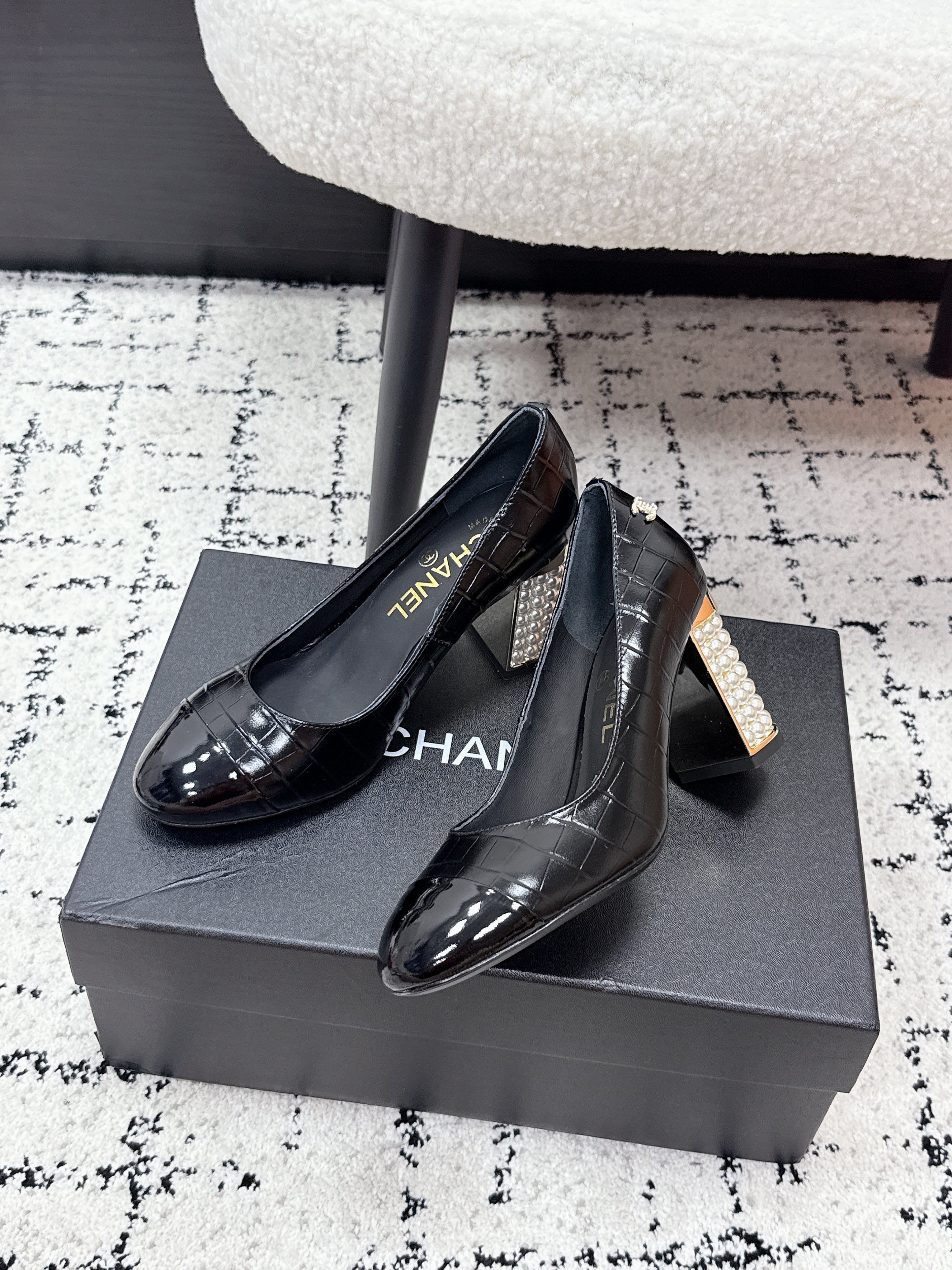 CC SS26 Pump Black Crocodile Embossed Patent Calfskin 679031